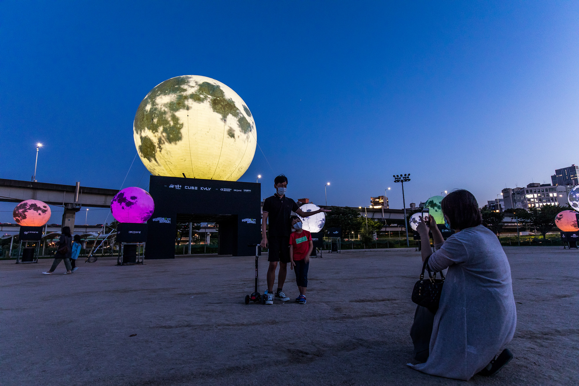 사회;세태;인공달;조명;조명장식물;야경