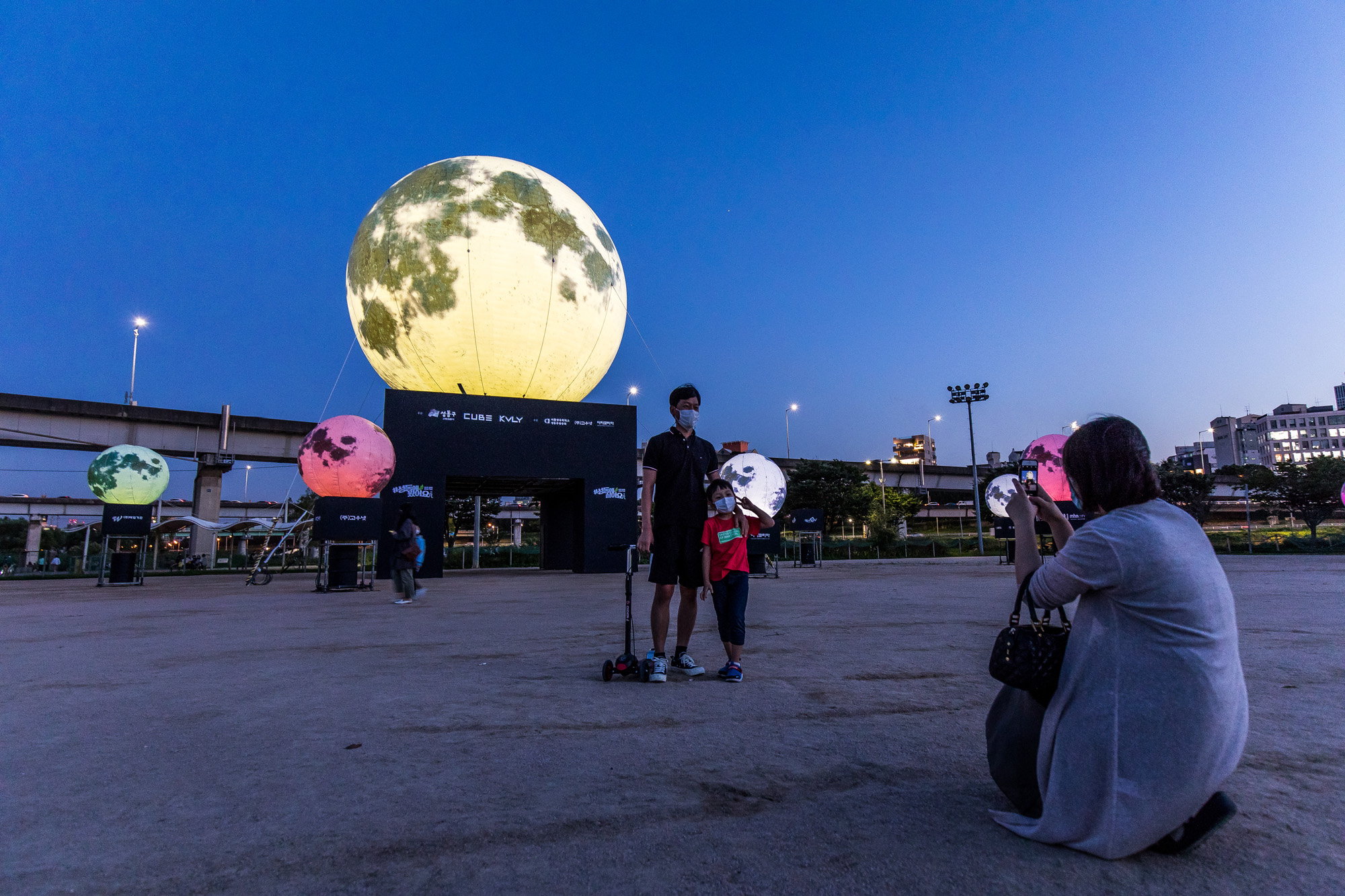 사회;세태;인공달;조명;조명장식물;야경