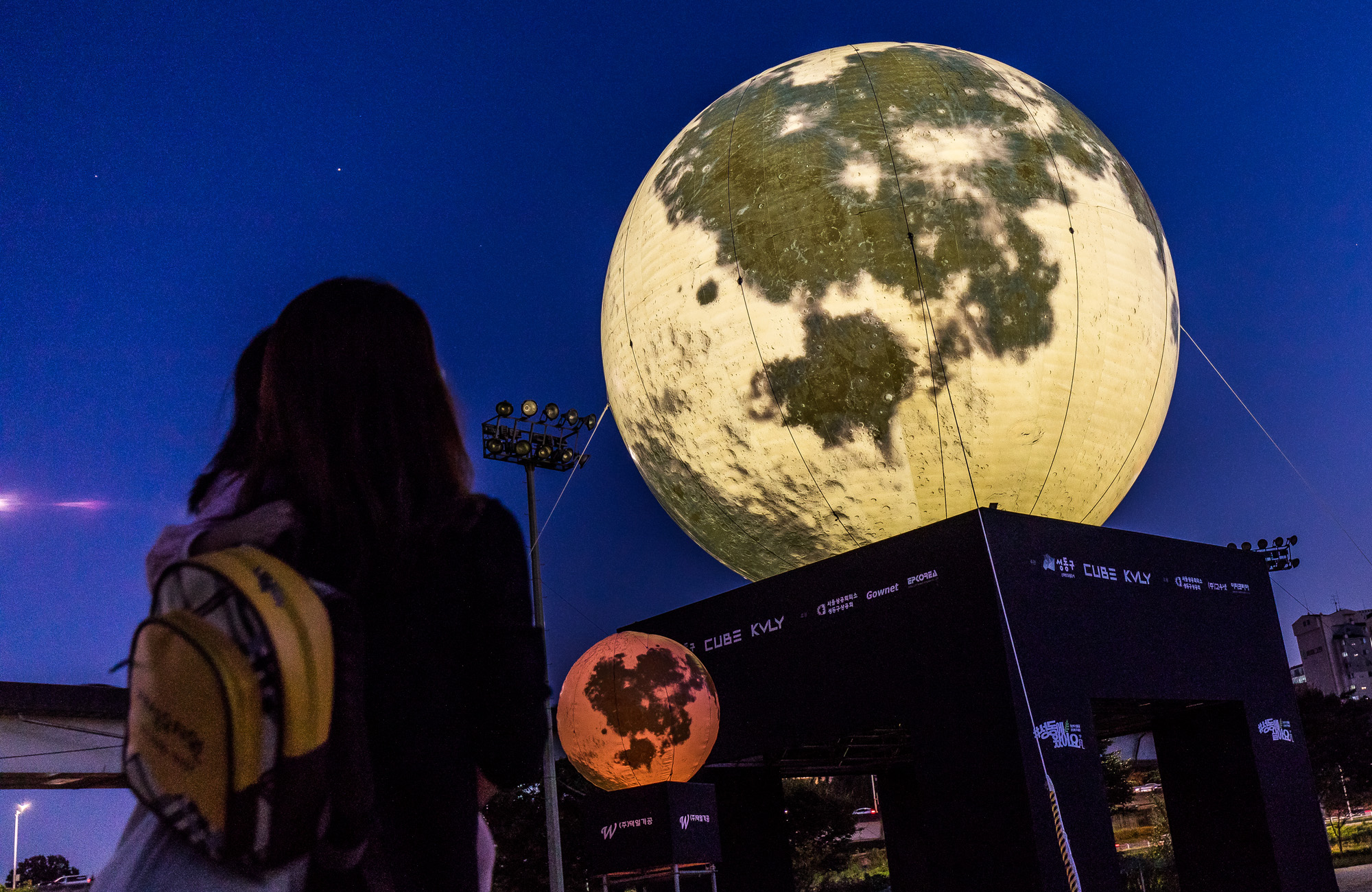 사회;세태;인공달;조명;조명장식물;야경