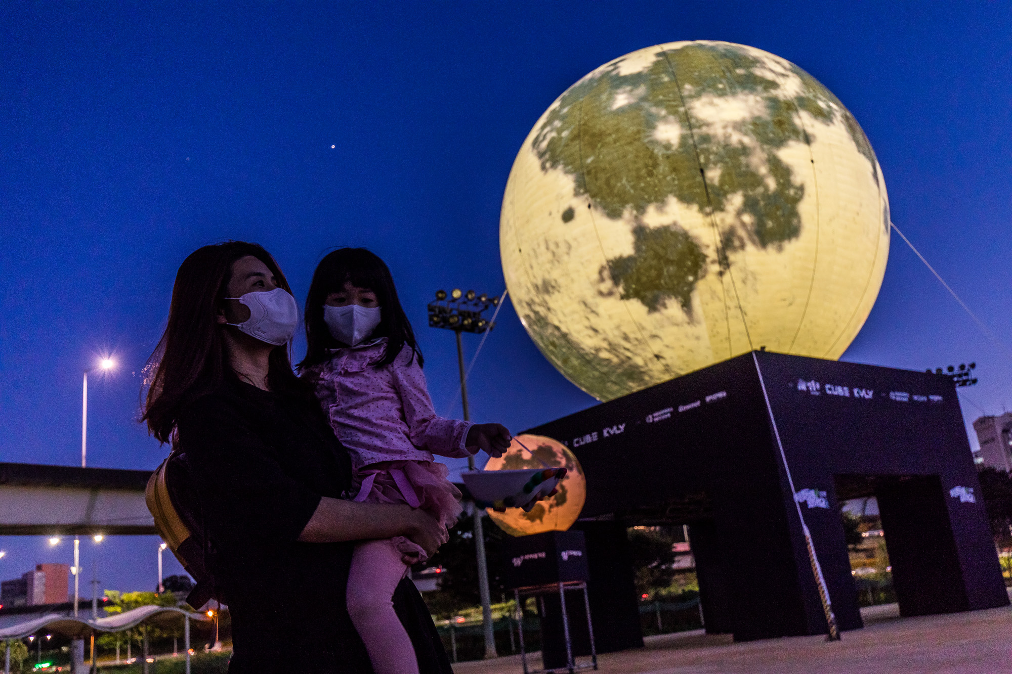 사회;세태;인공달;조명;조명장식물;야경