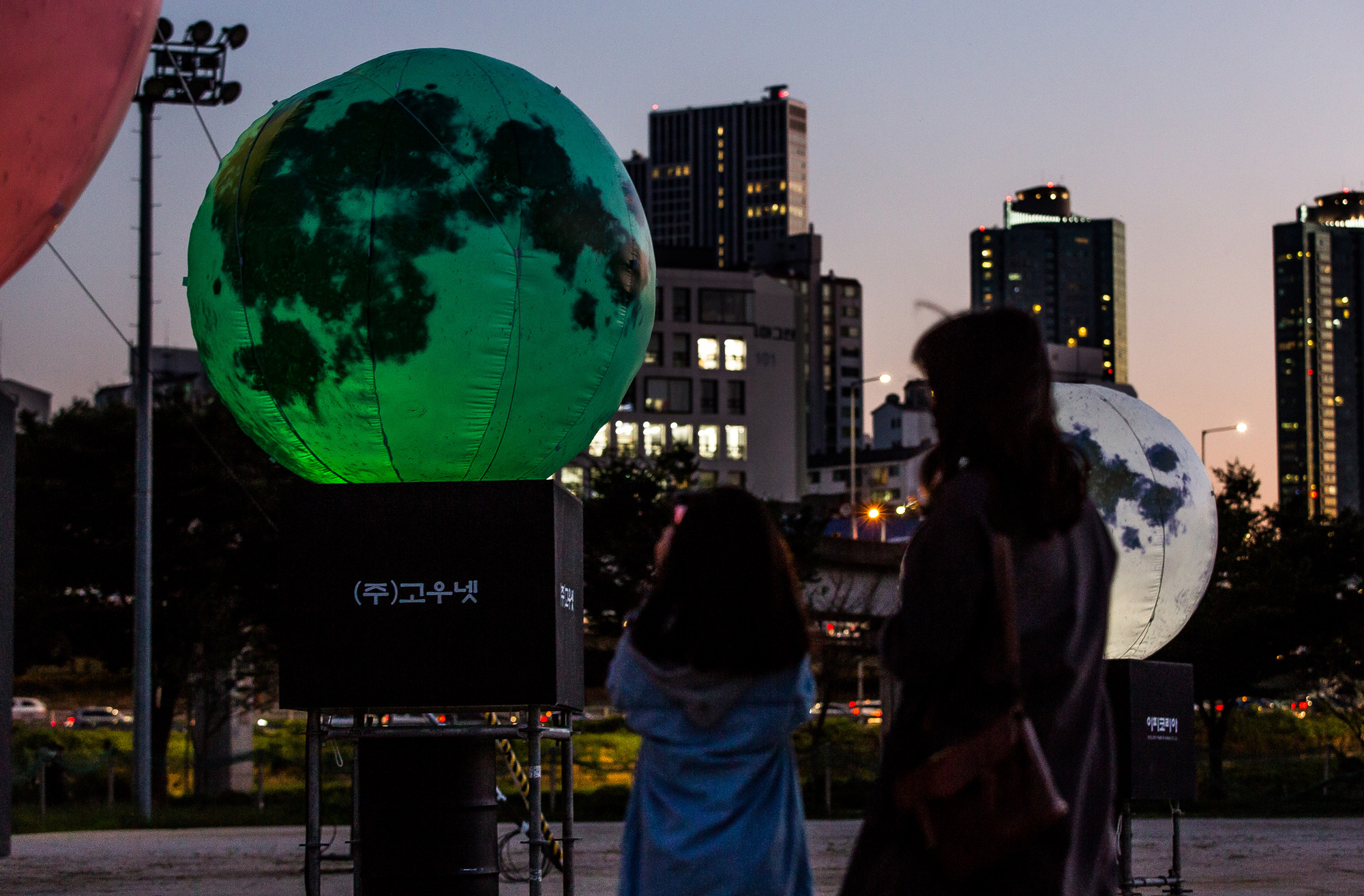 사회;세태;인공달;조명;조명장식물;야경