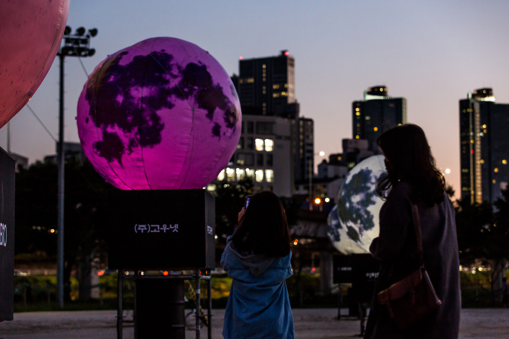 사회;세태;인공달;조명;조명장식물;야경