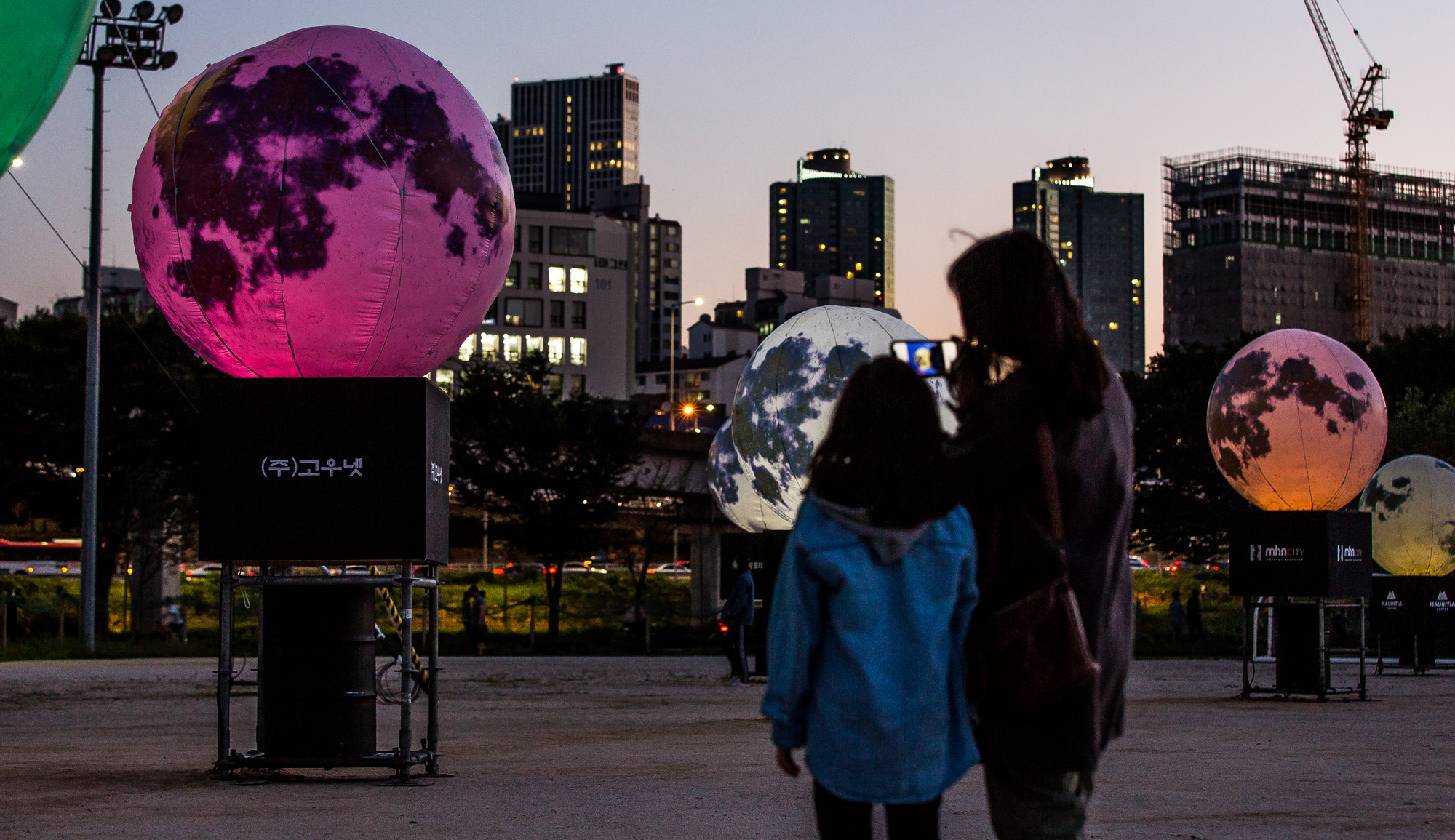 사회;세태;인공달;조명;조명장식물;야경