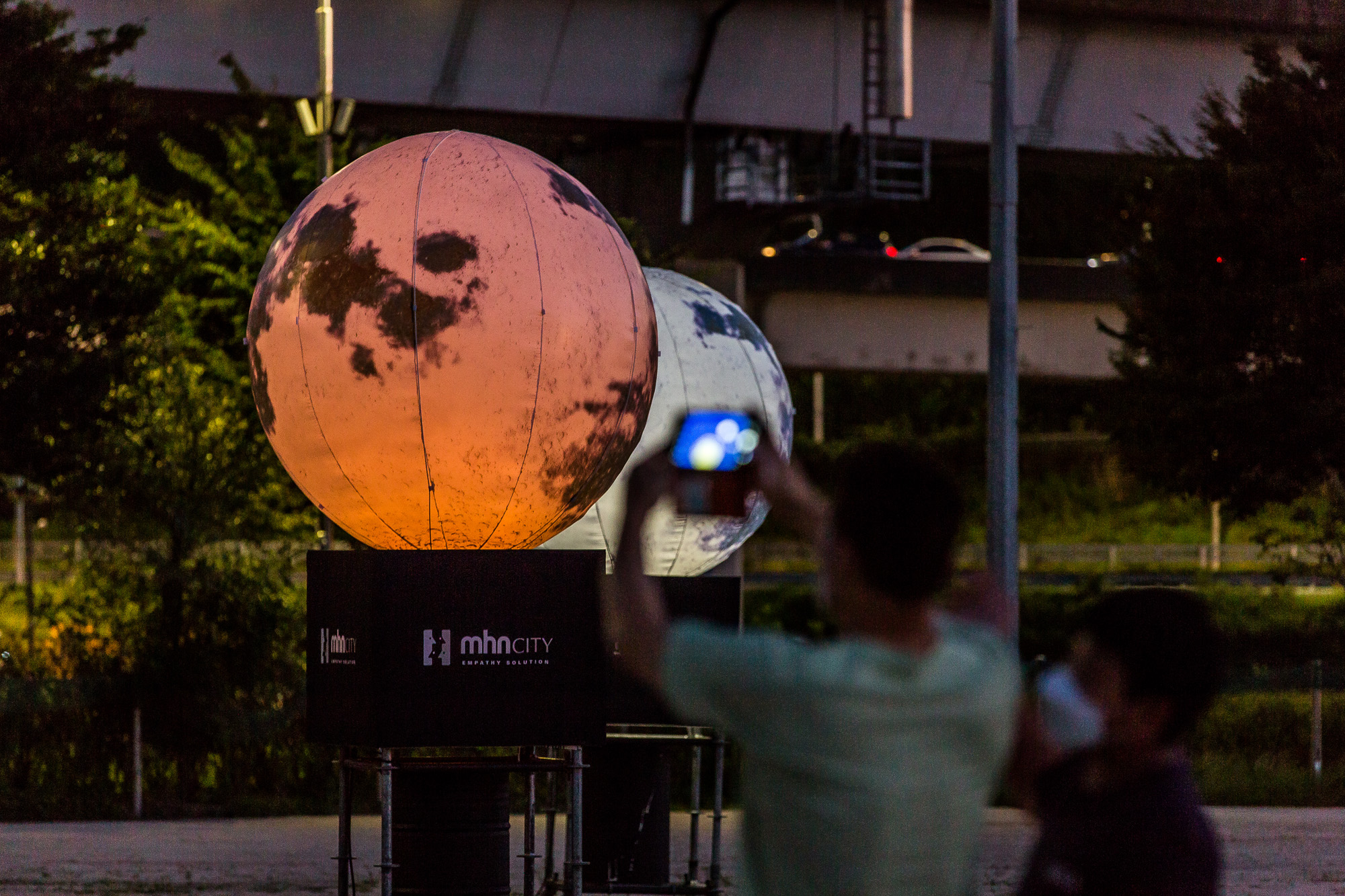 사회;세태;인공달;조명;조명장식물;야경