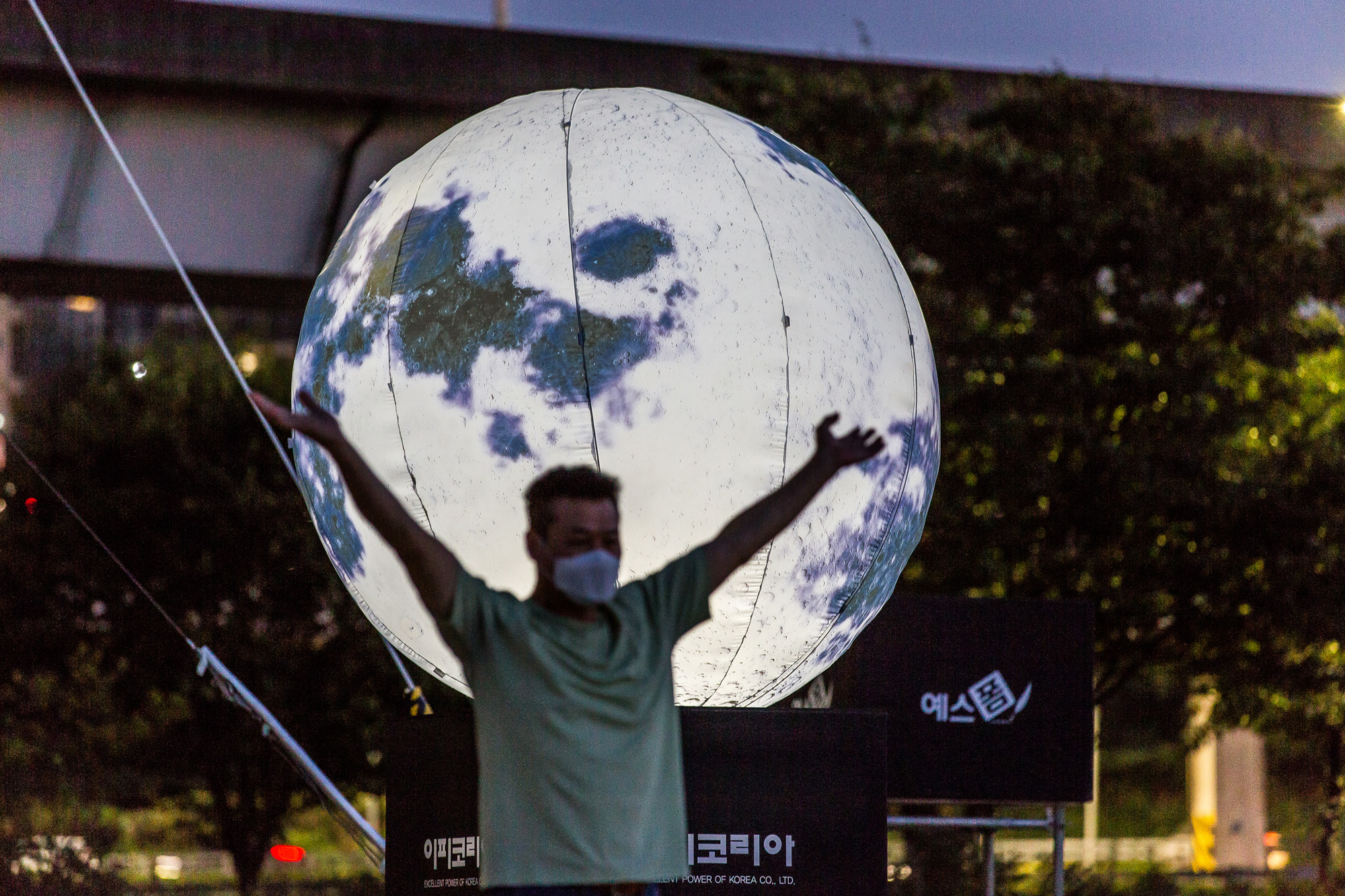 사회;세태;인공달;조명;조명장식물;야경