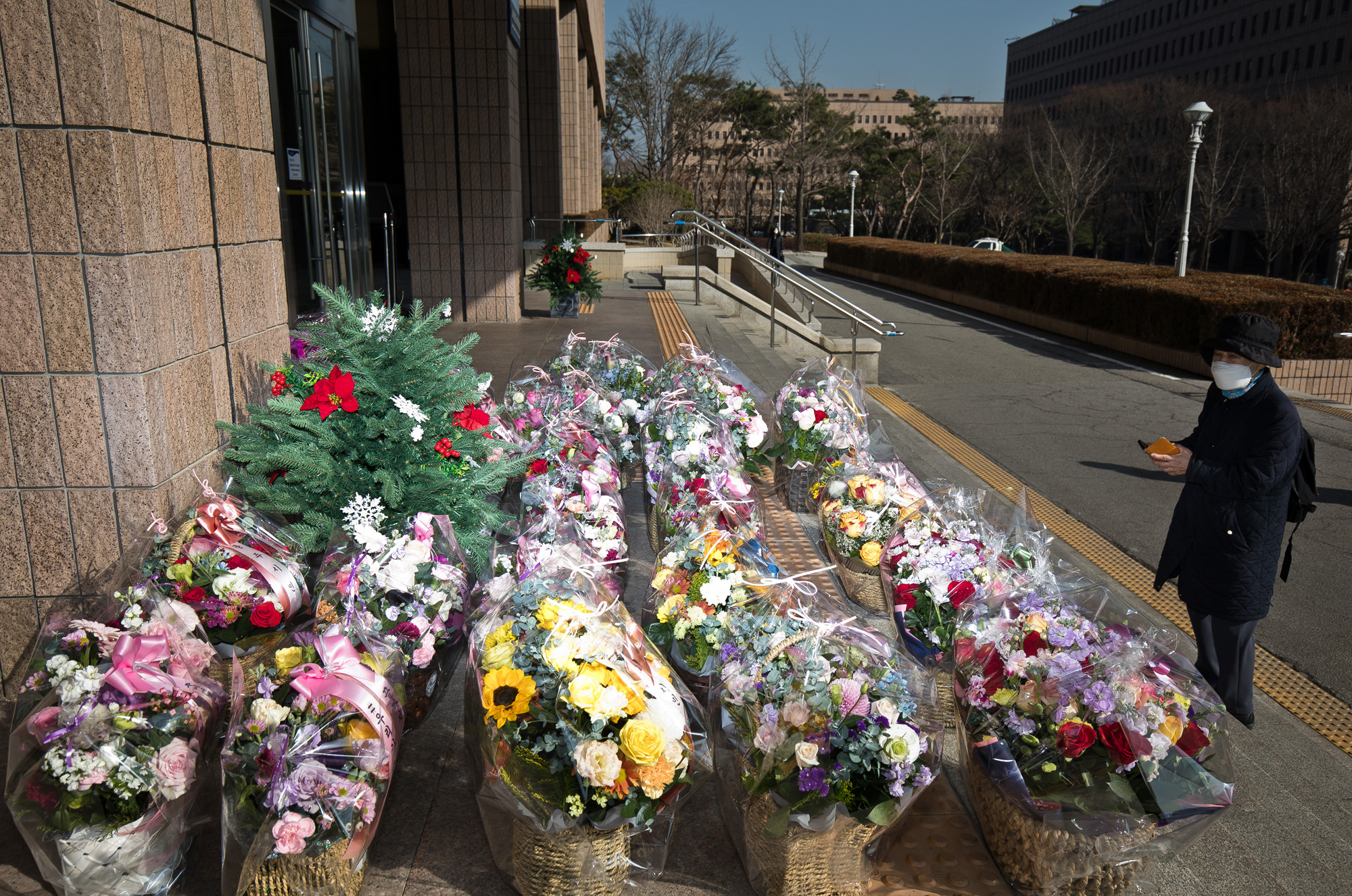 사회;정부;문재인정부;법무부;검찰;대검찰청;법무부장관;추미애;검찰총장;윤석열;검찰총장직무집행정지;법무부꽃바구니;법무부근조화환