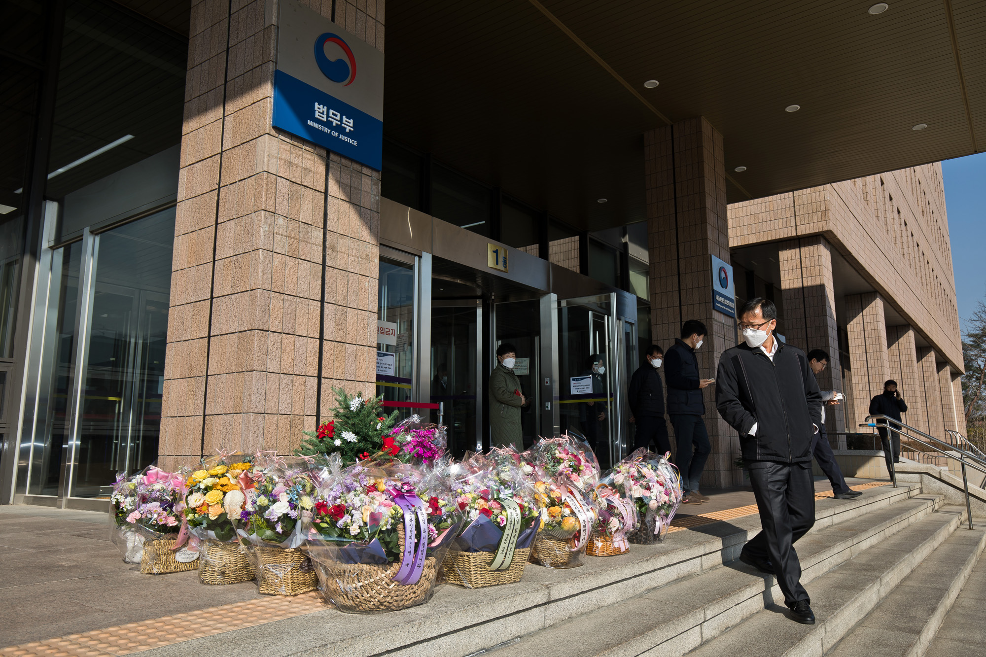 사회;정부;문재인정부;법무부;검찰;대검찰청;법무부장관;추미애;검찰총장;윤석열;검찰총장직무집행정지;법무부꽃바구니;법무부근조화환