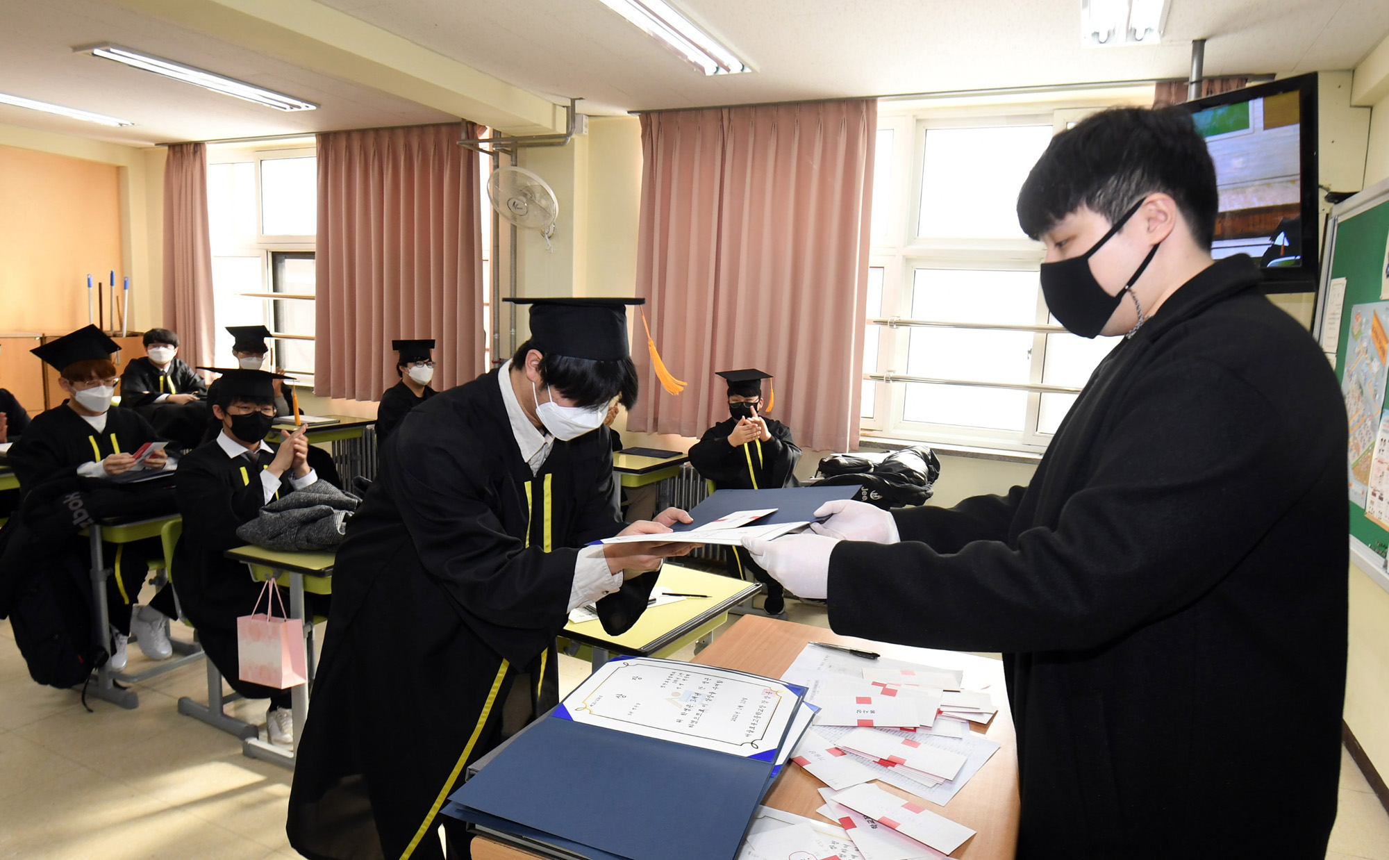 대면졸업 로봇고;코로나