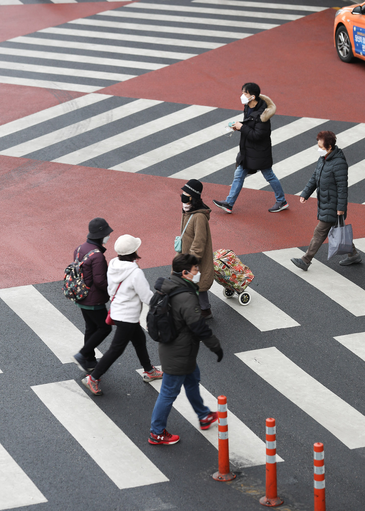 코로나19;사회적거리두기;마스크;횡단보도