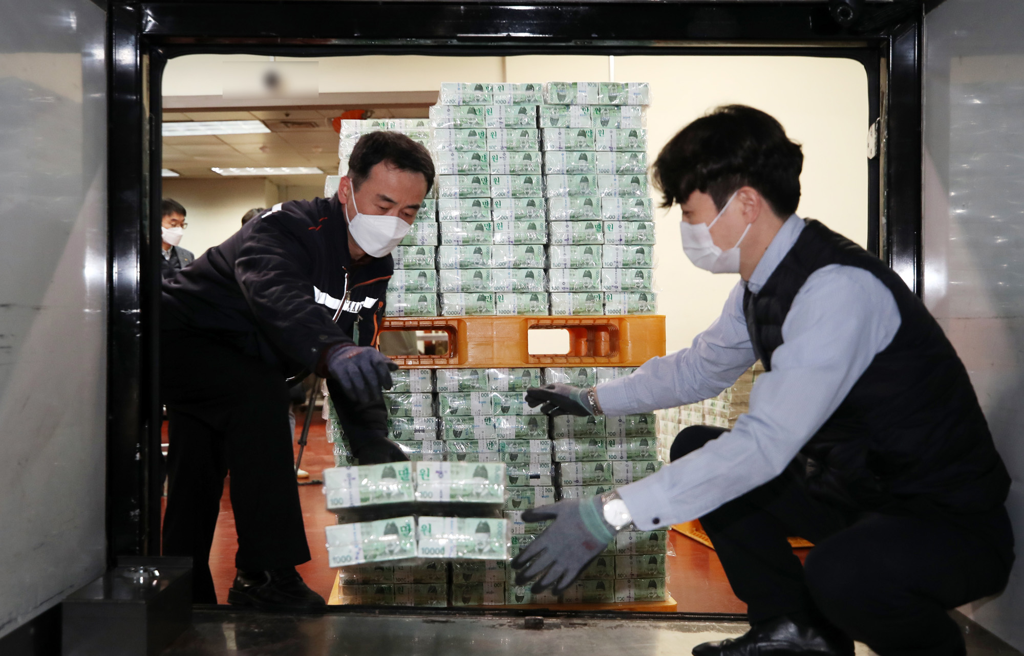 한국은행;현금;돈;돈뭉치;설맞이자금