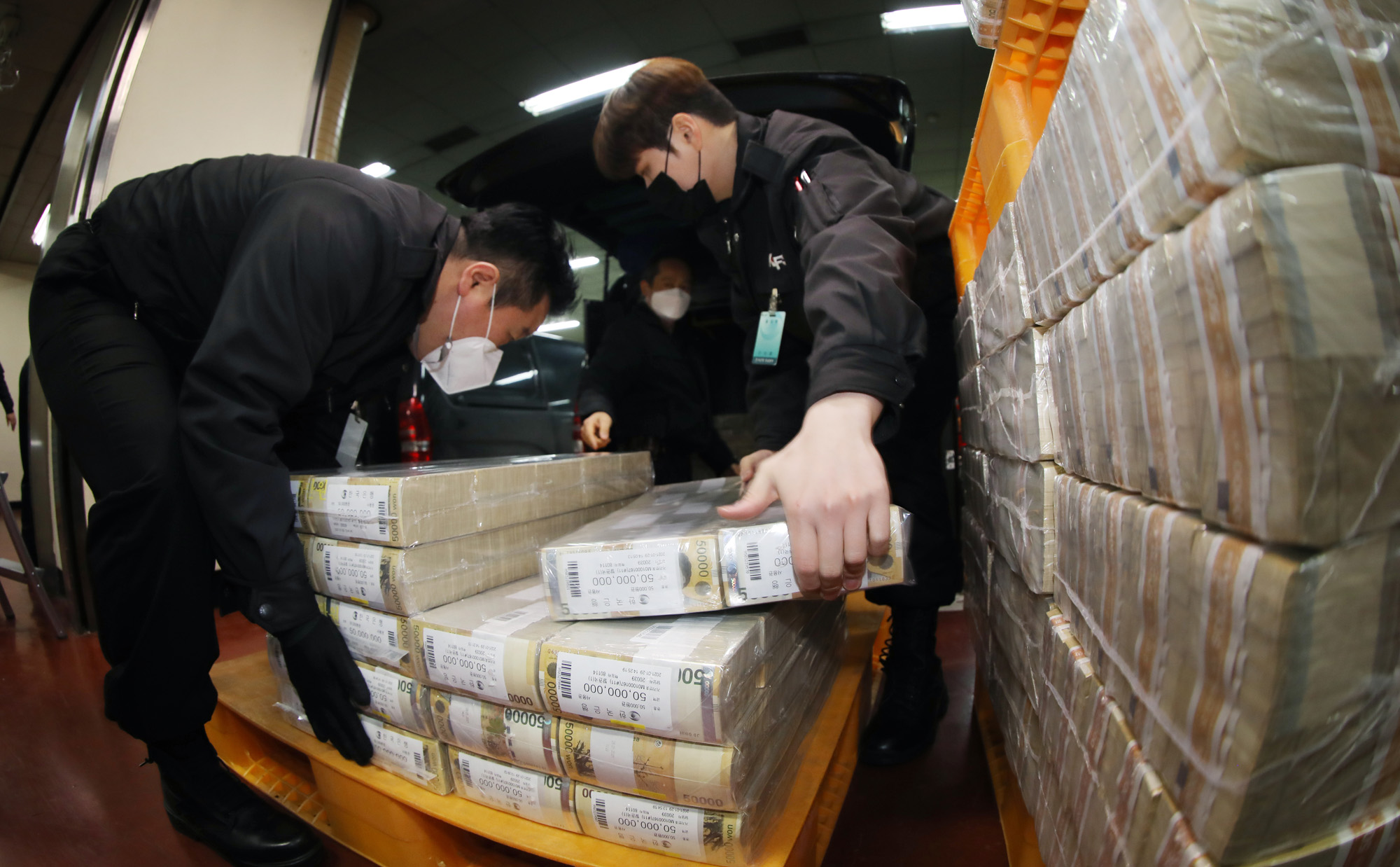 한국은행;현금;돈;돈뭉치;설맞이자금
