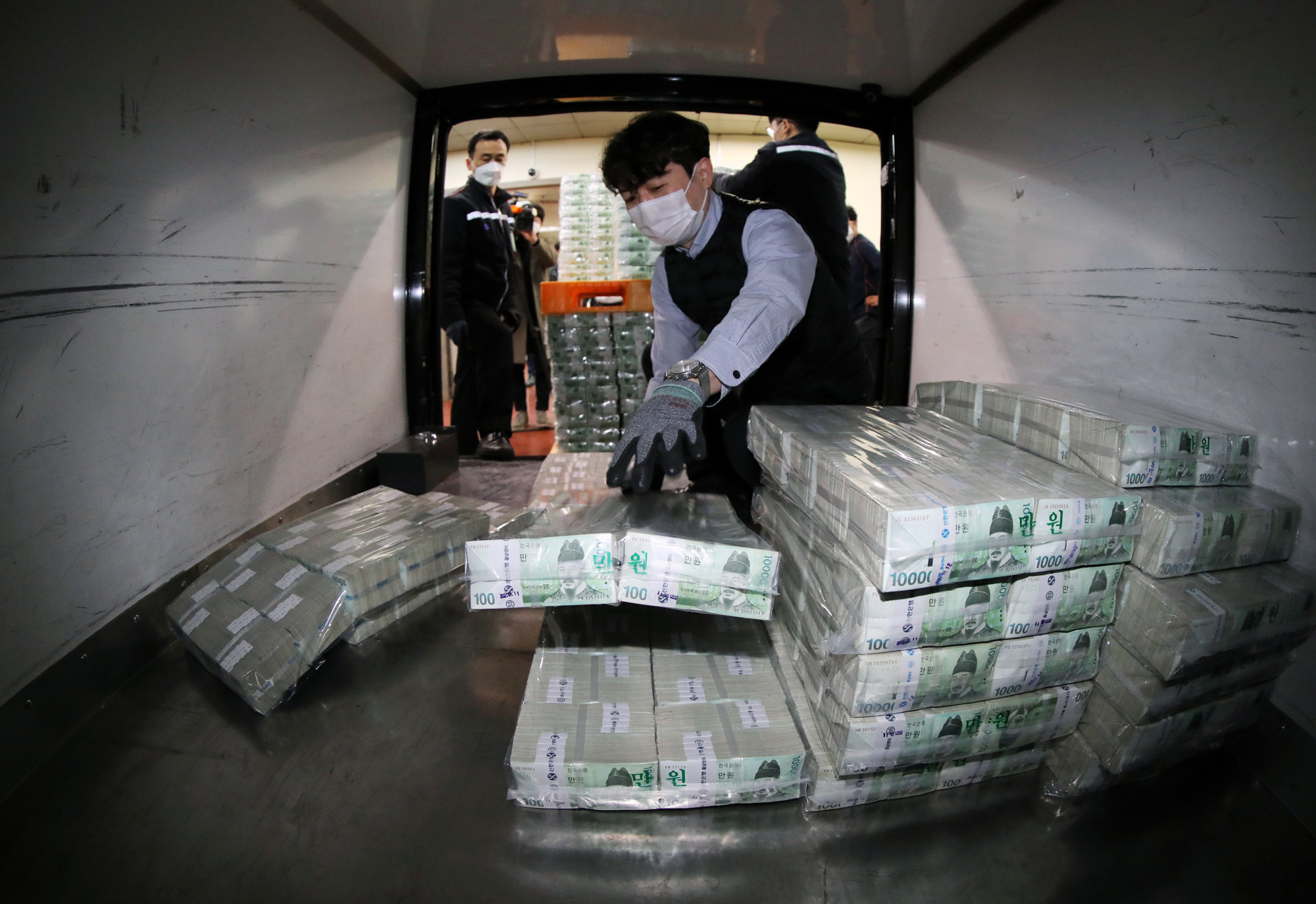 한국은행;현금;돈;돈뭉치;설맞이자금