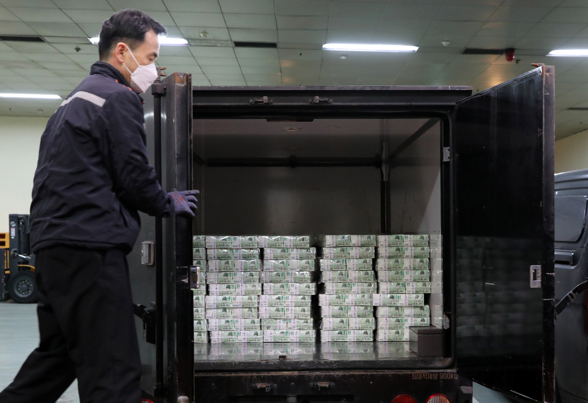 한국은행;현금;돈;돈뭉치;설맞이자금