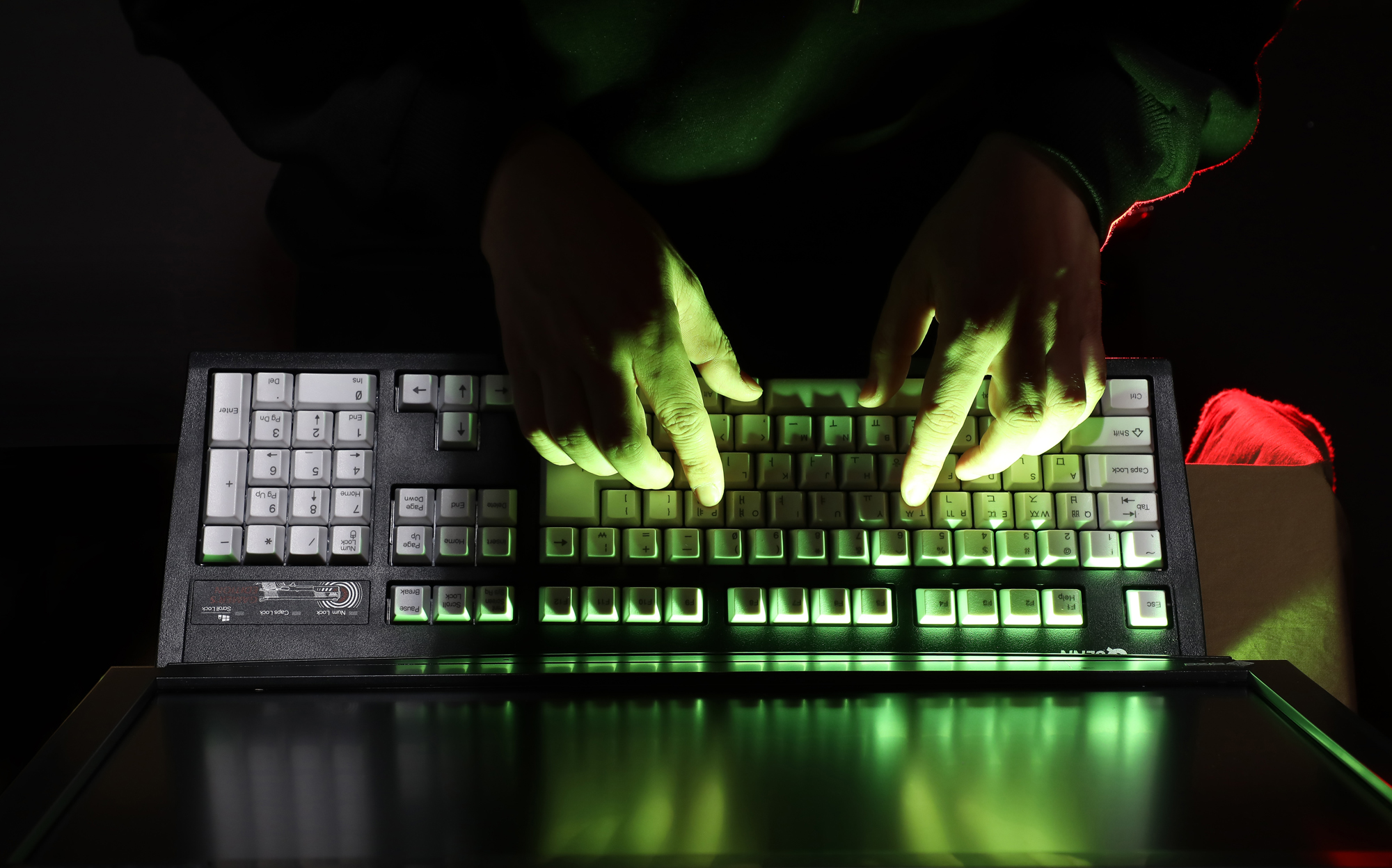 성착취 인형 아동학대 매춘 컴퓨터