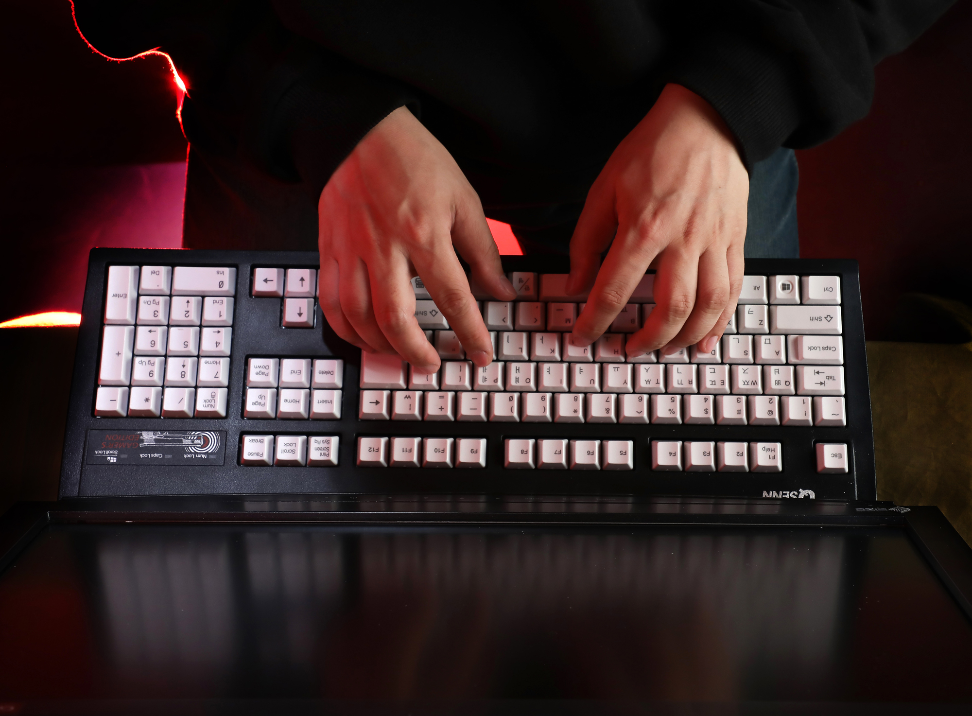 성착취 인형 아동학대 매춘 컴퓨터