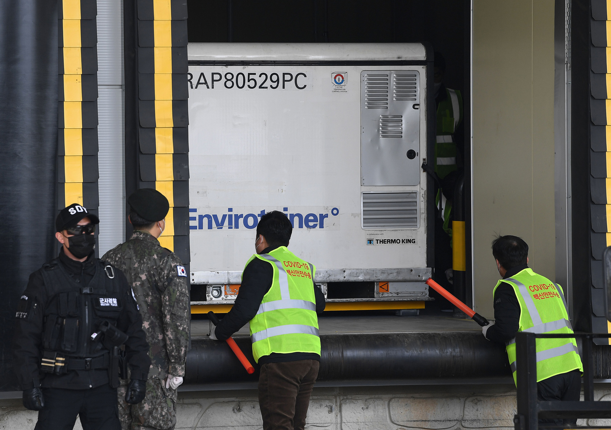 아스트라제네카 코로나 19 백신;첫 출하