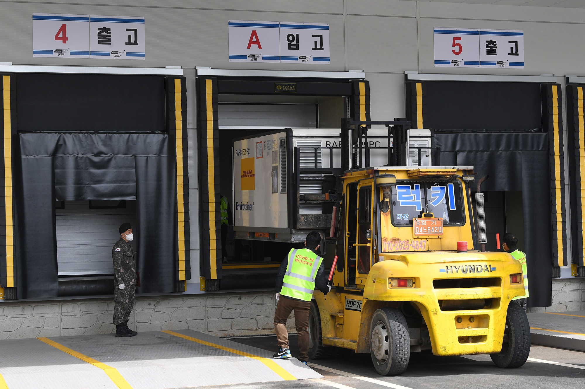 아스트라제네카 코로나 19 백신;첫 출하