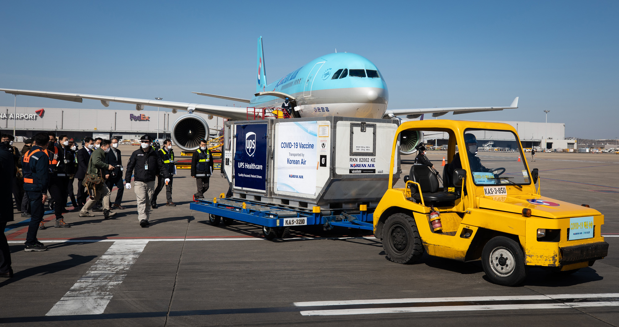 사회;의학;코로나19;백신;화이자;공항;운송
