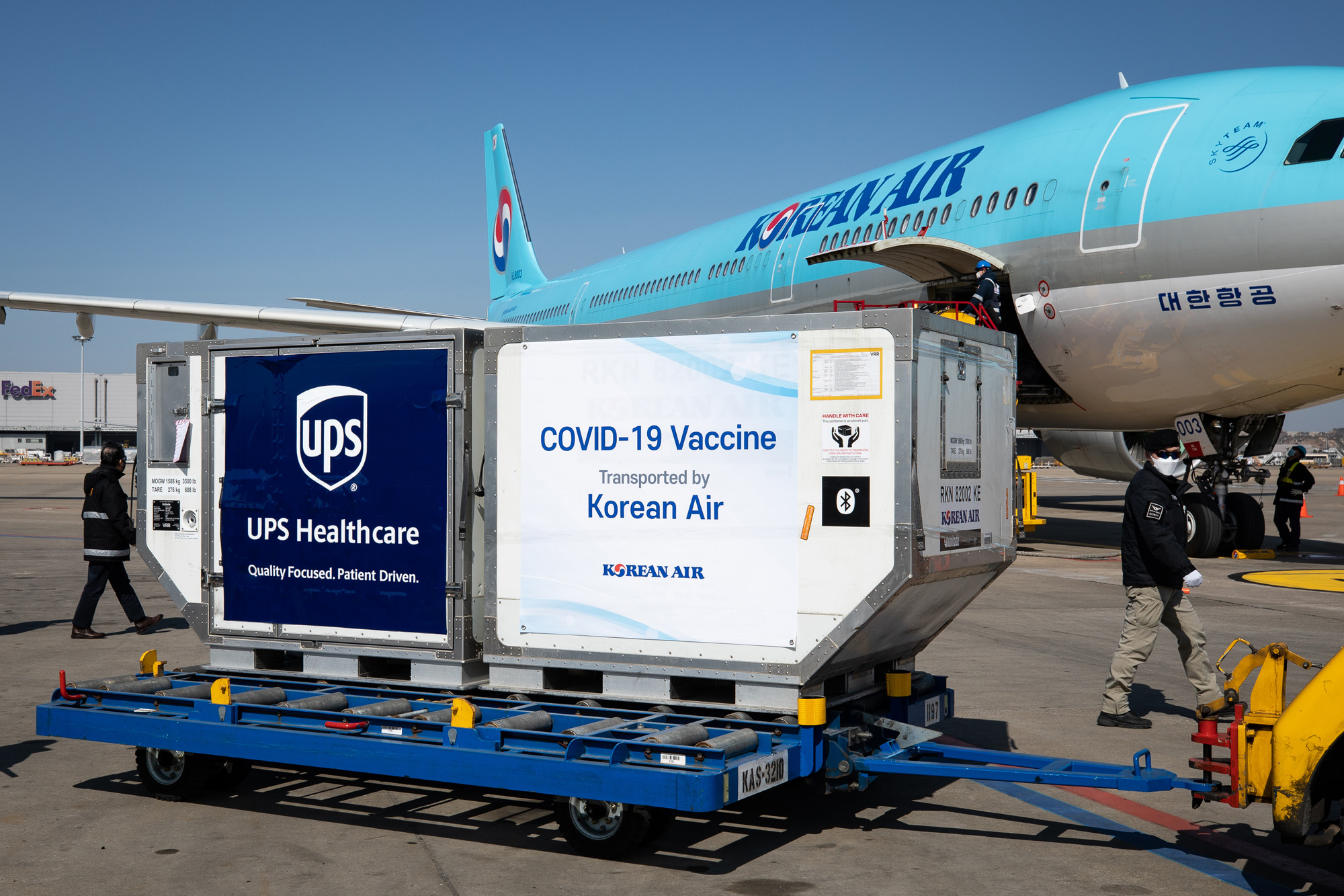 사회;의학;코로나19;백신;화이자;공항;운송