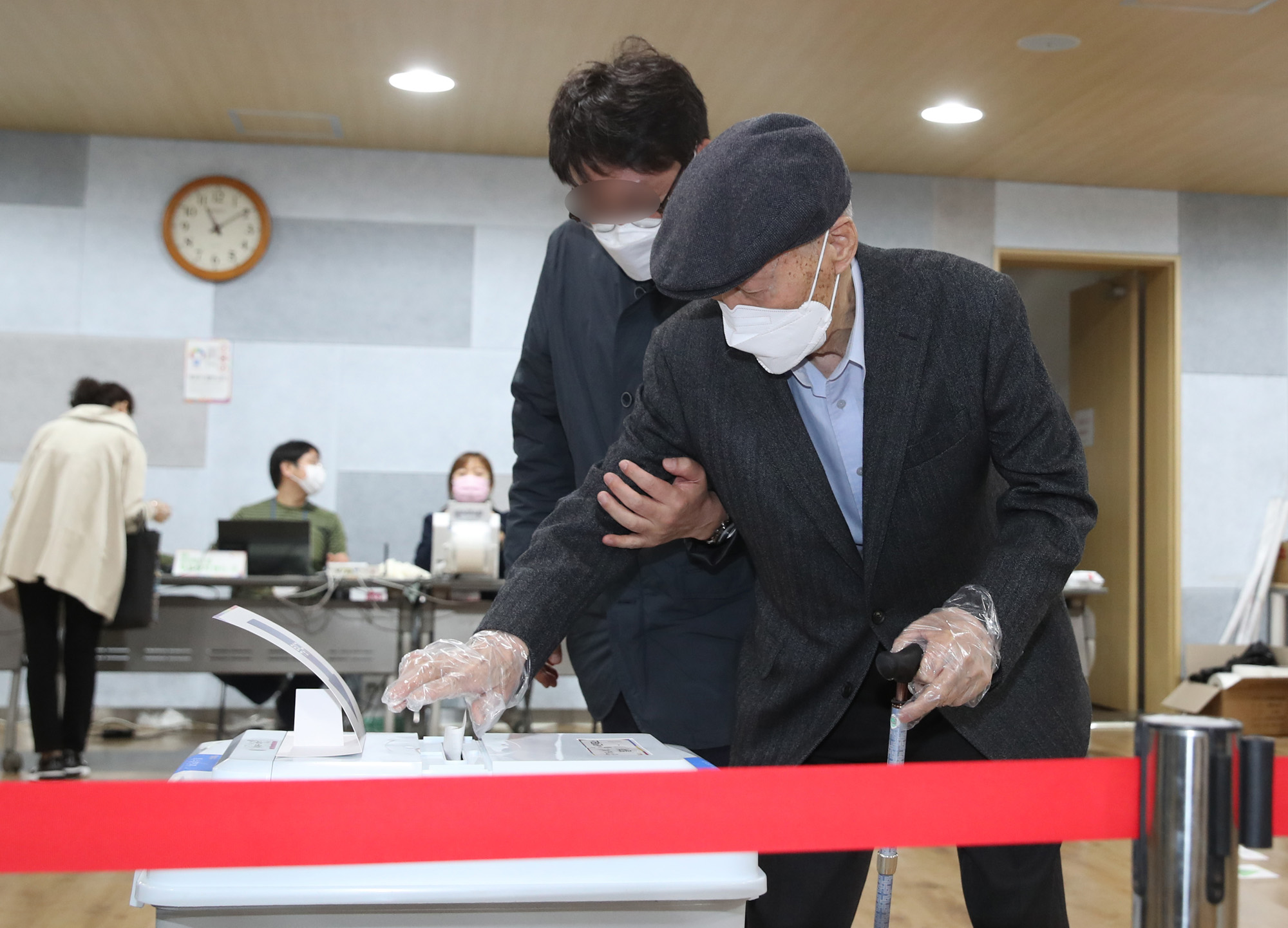 정치;선거;재보궐선거;보궐선거;서울시장보궐선거;사전투표소;남가좌1동주민센터;윤석열;윤석열전검찰총장