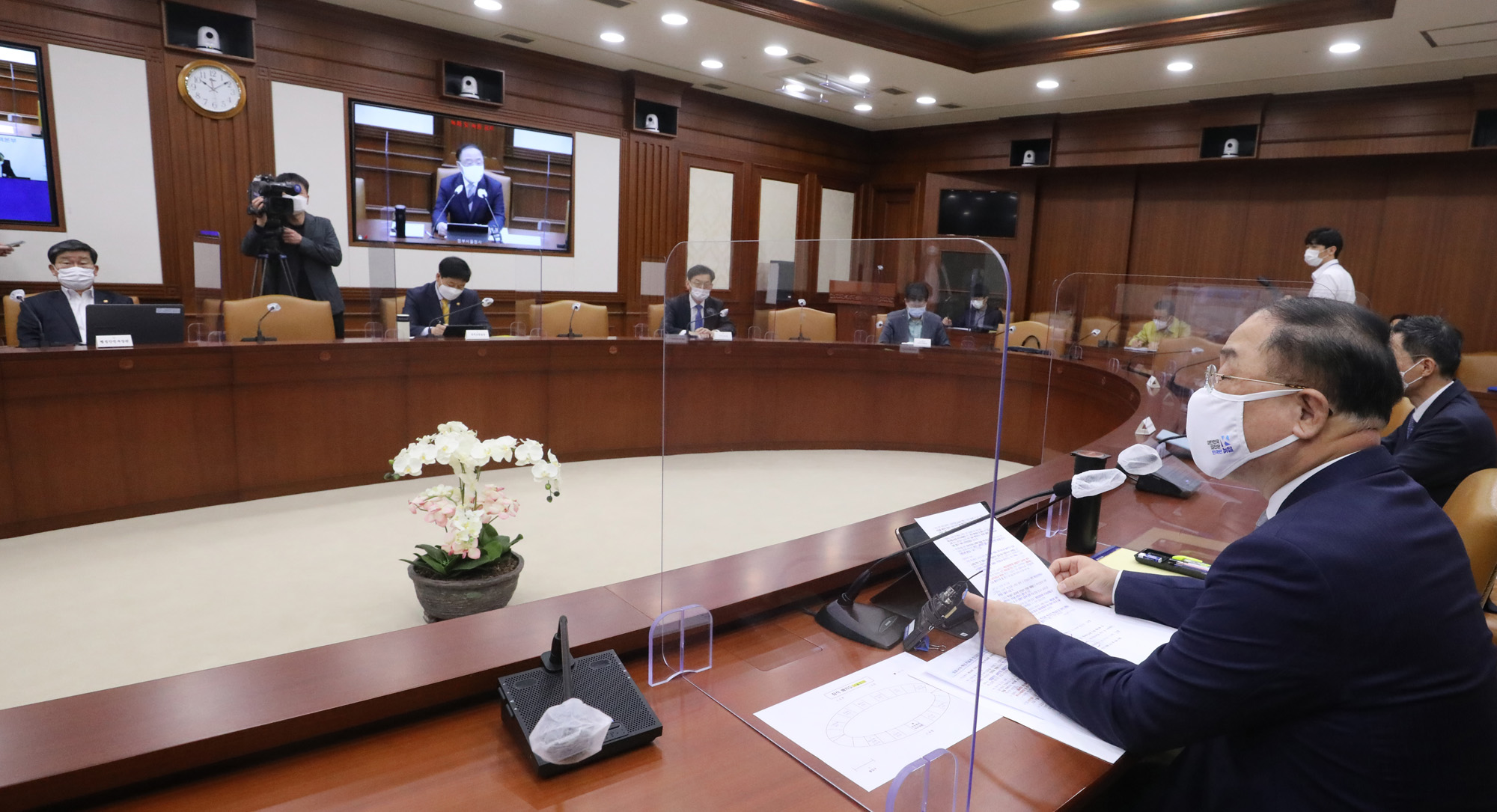 코로나;홍남기 백신 치료제