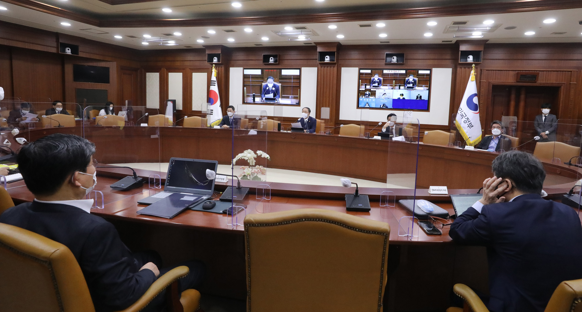 코로나;홍남기 백신 치료제