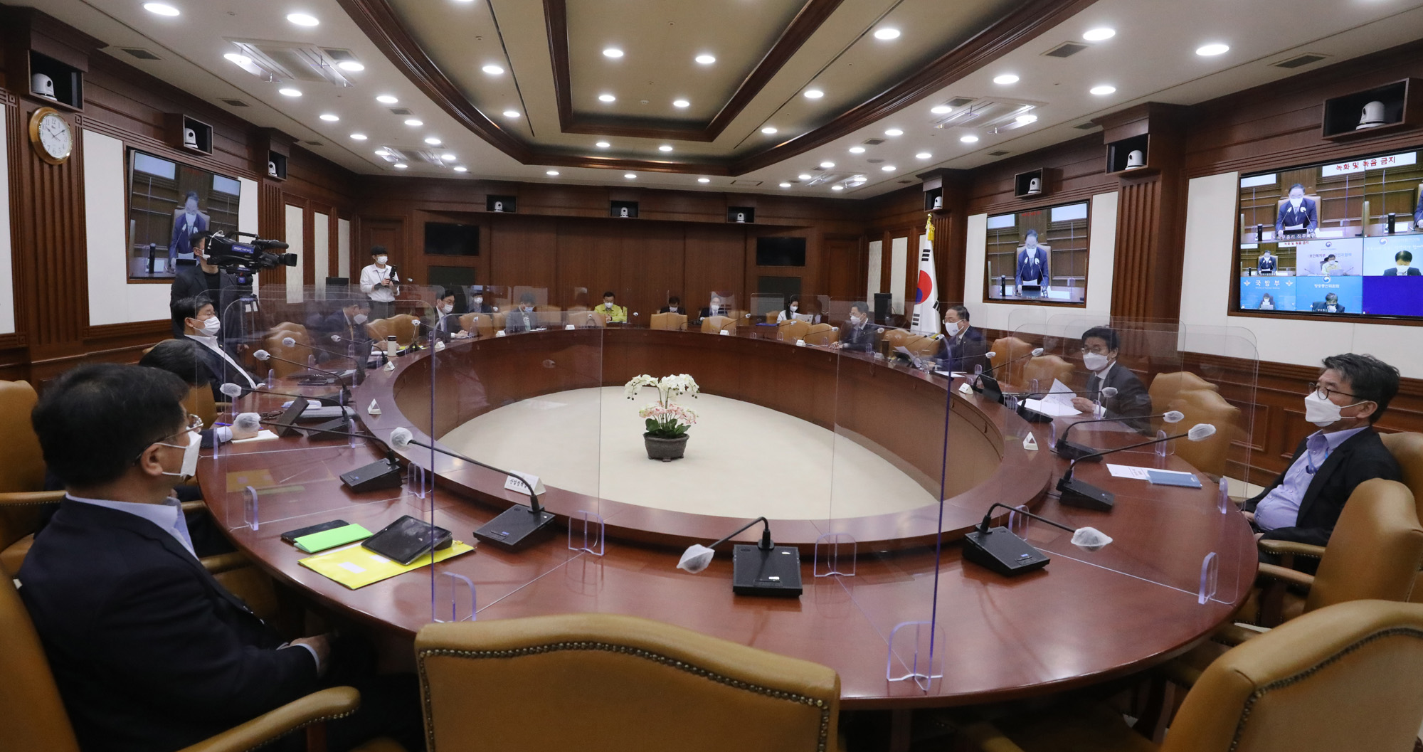 코로나;홍남기 백신 치료제