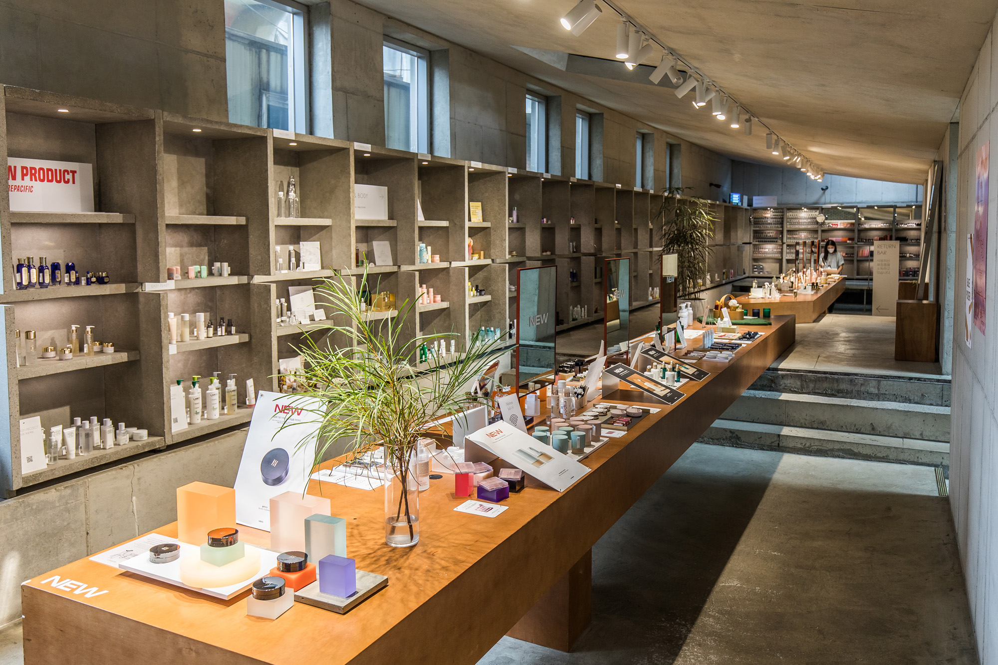 경제;기업;식품업계;화장품업계;플래그쉽스토어;오프라인스토어;아모레퍼시픽;아모레성수;화장품샵