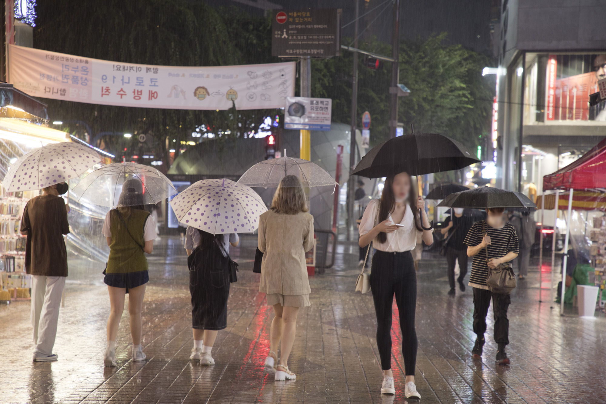 사회;팬데믹;코로나19;4차대유행;홍대거리