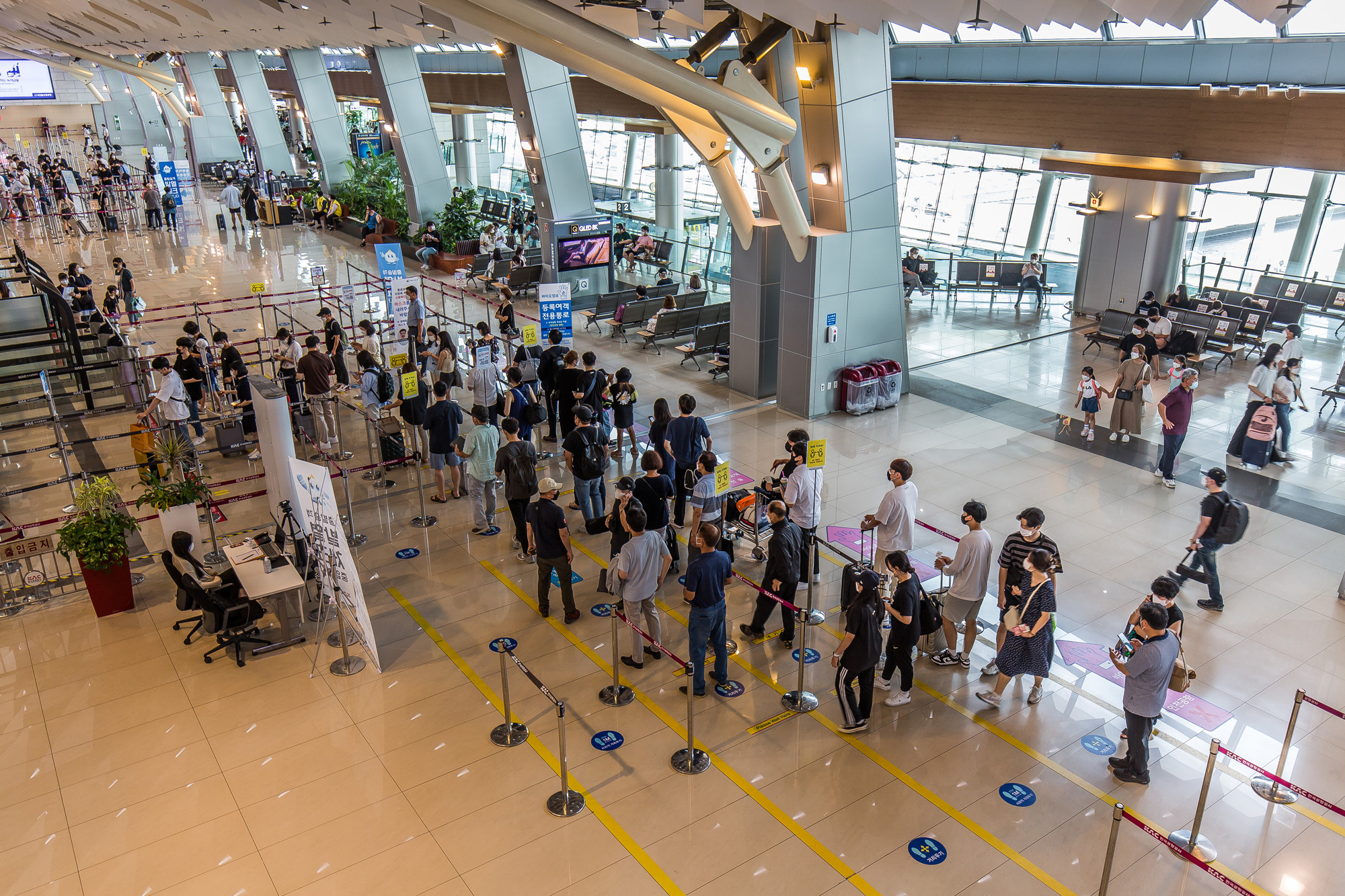 사회;세태;코로나19;신종코로나바이러스감염증;코로나휴가철;김포공항국내선출국장;국내여행