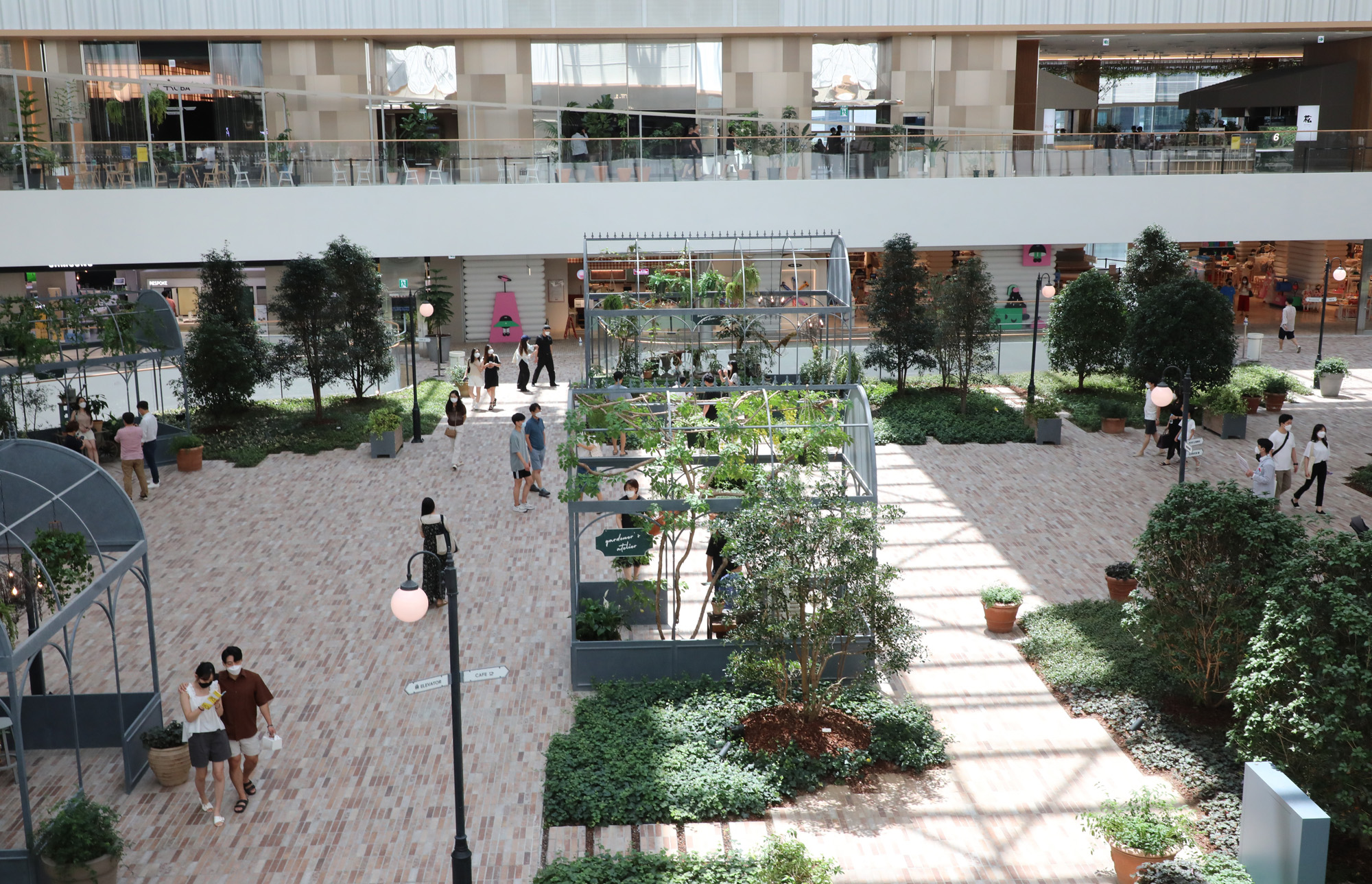 사회;코로나19거리두기4단계;대형쇼핑몰;거리두기쇼핑몰