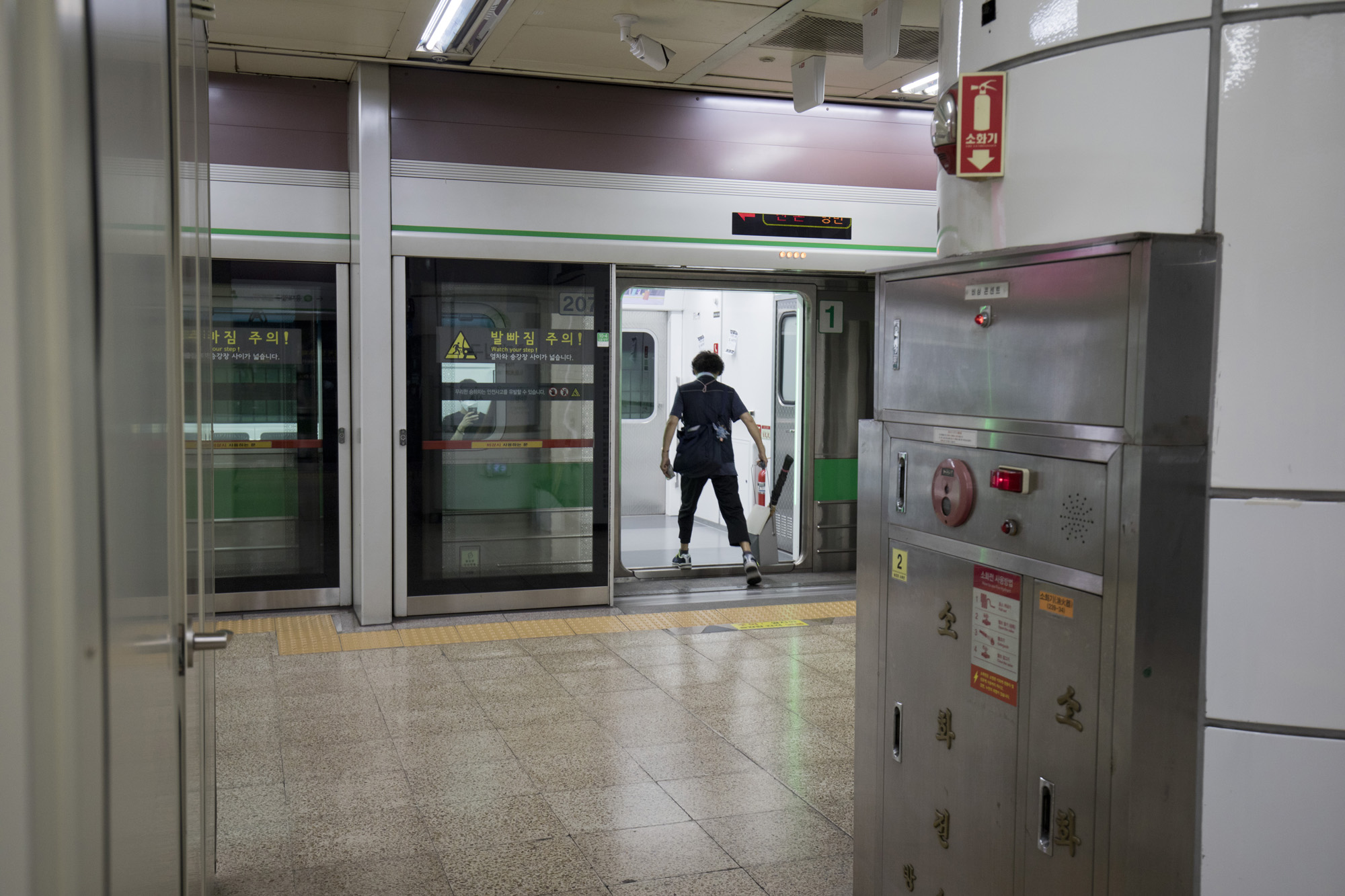 사회;세태;청소;노동자;청소노동자;지하철;홍대입구역