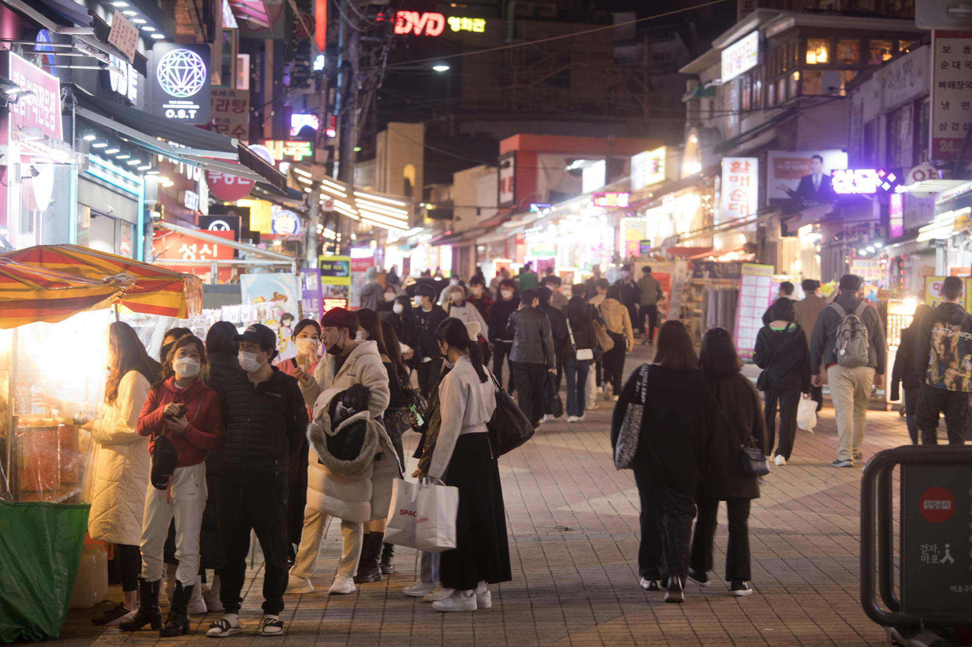 사회;세태;코로나19;위드코로나;홍대;홍대거리