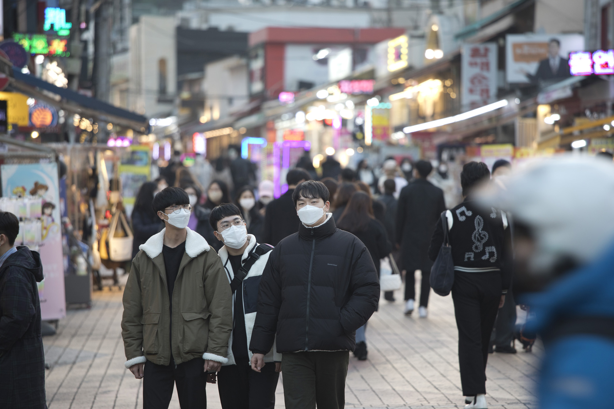 사회;세태;코로나19;홍대거리;사회적거리두기;일상회복