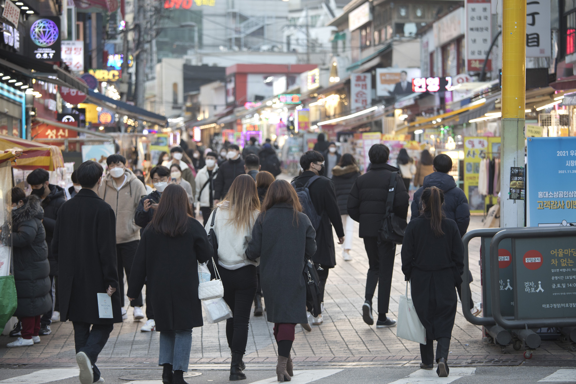사회;세태;코로나19;홍대거리;사회적거리두기;일상회복