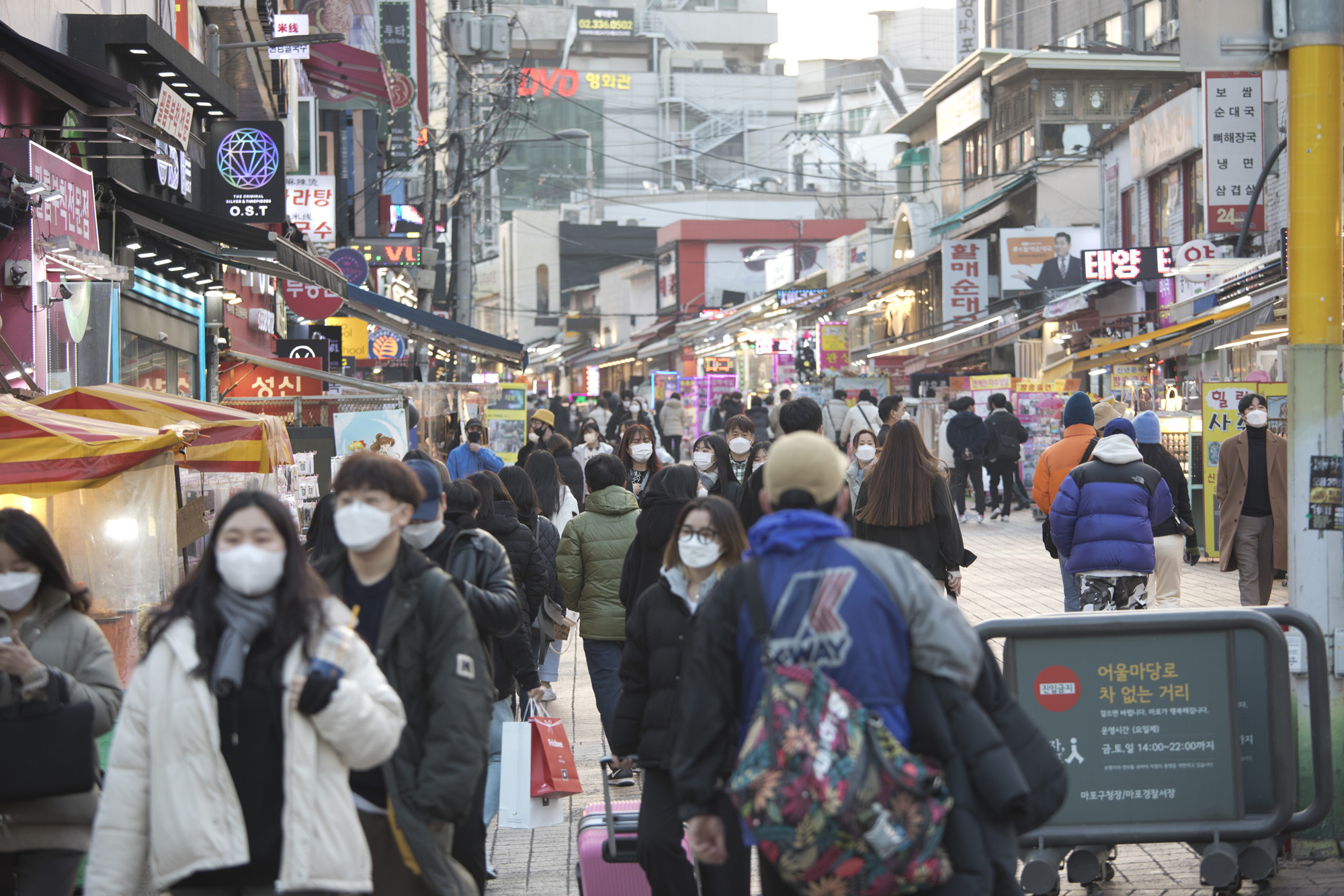 사회;세태;코로나19;홍대거리;사회적거리두기;일상회복