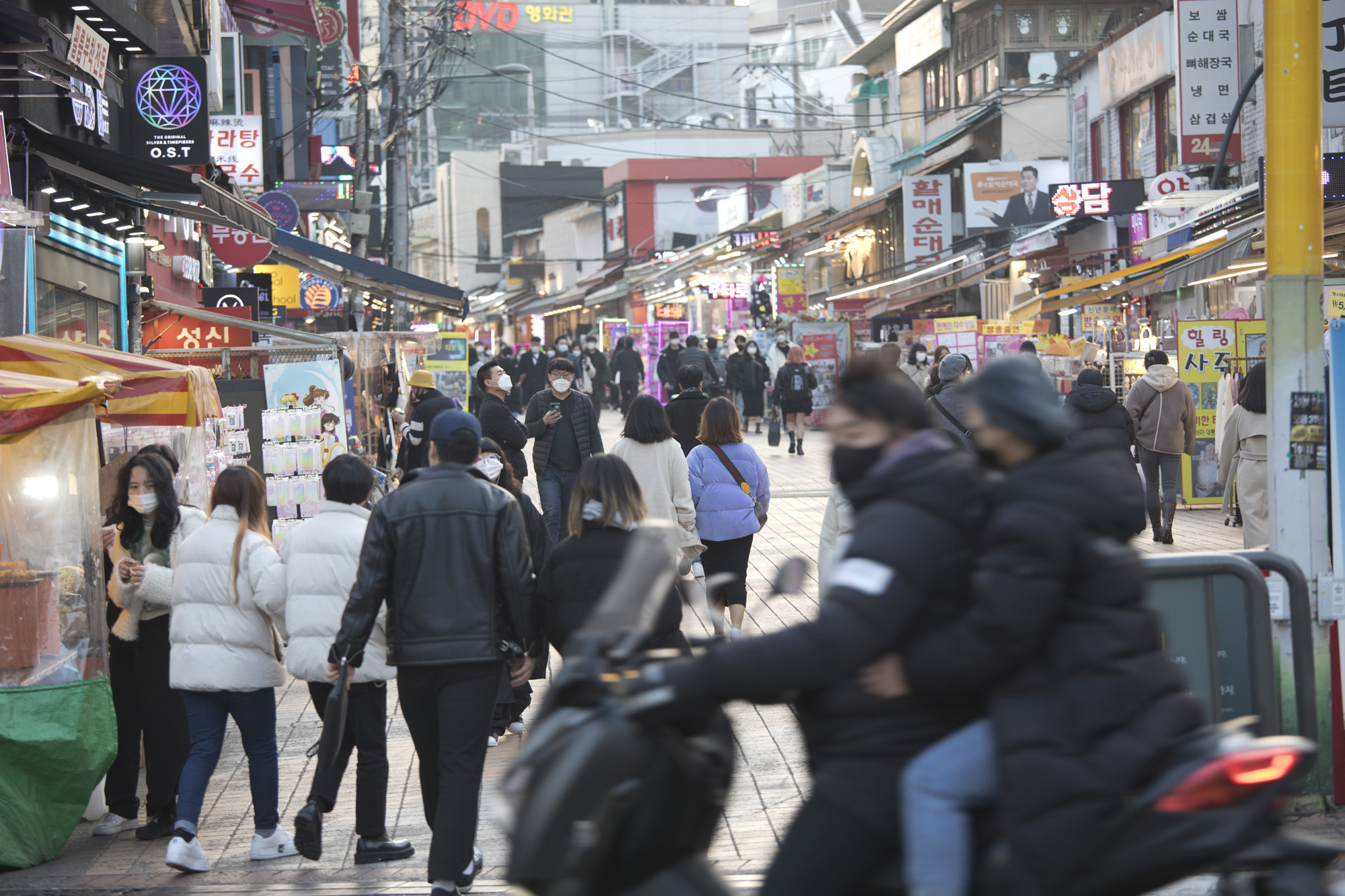 사회;세태;코로나19;홍대거리;사회적거리두기;일상회복