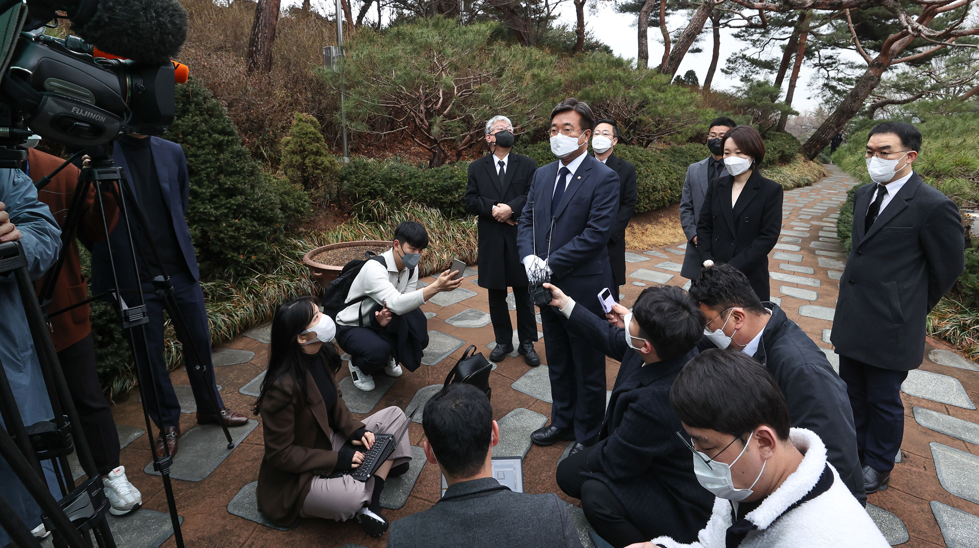정치;더불어민주당;비상대책위원장;윤호중;현충원