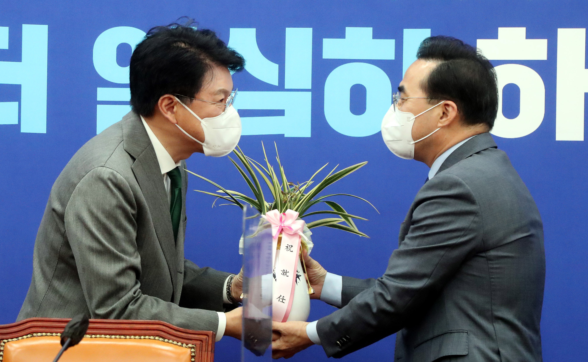 정치;더불어민주당;박홍근;윤석열;축하난;장제원