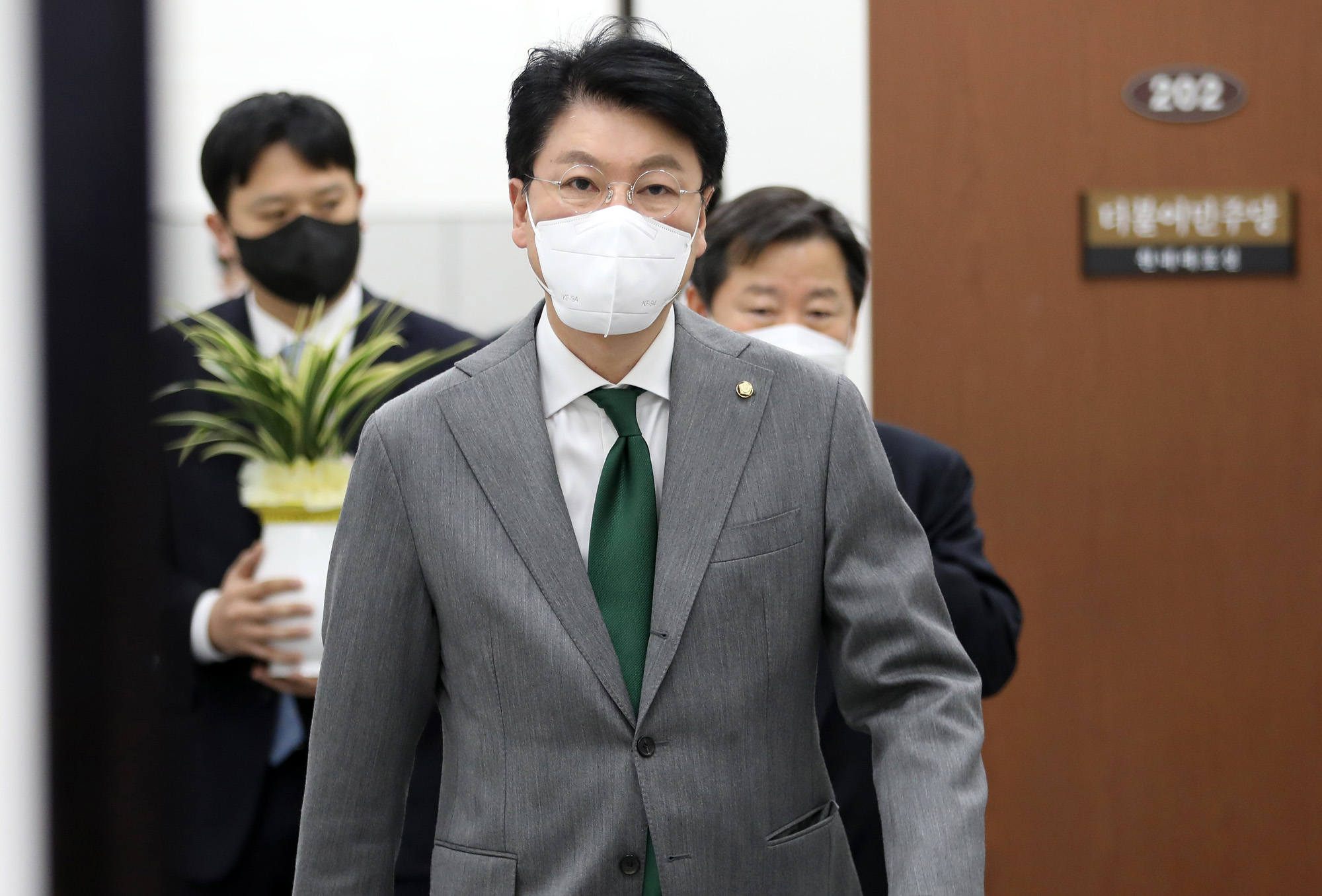 정치;더불어민주당;박홍근;윤석열;축하난;장제원