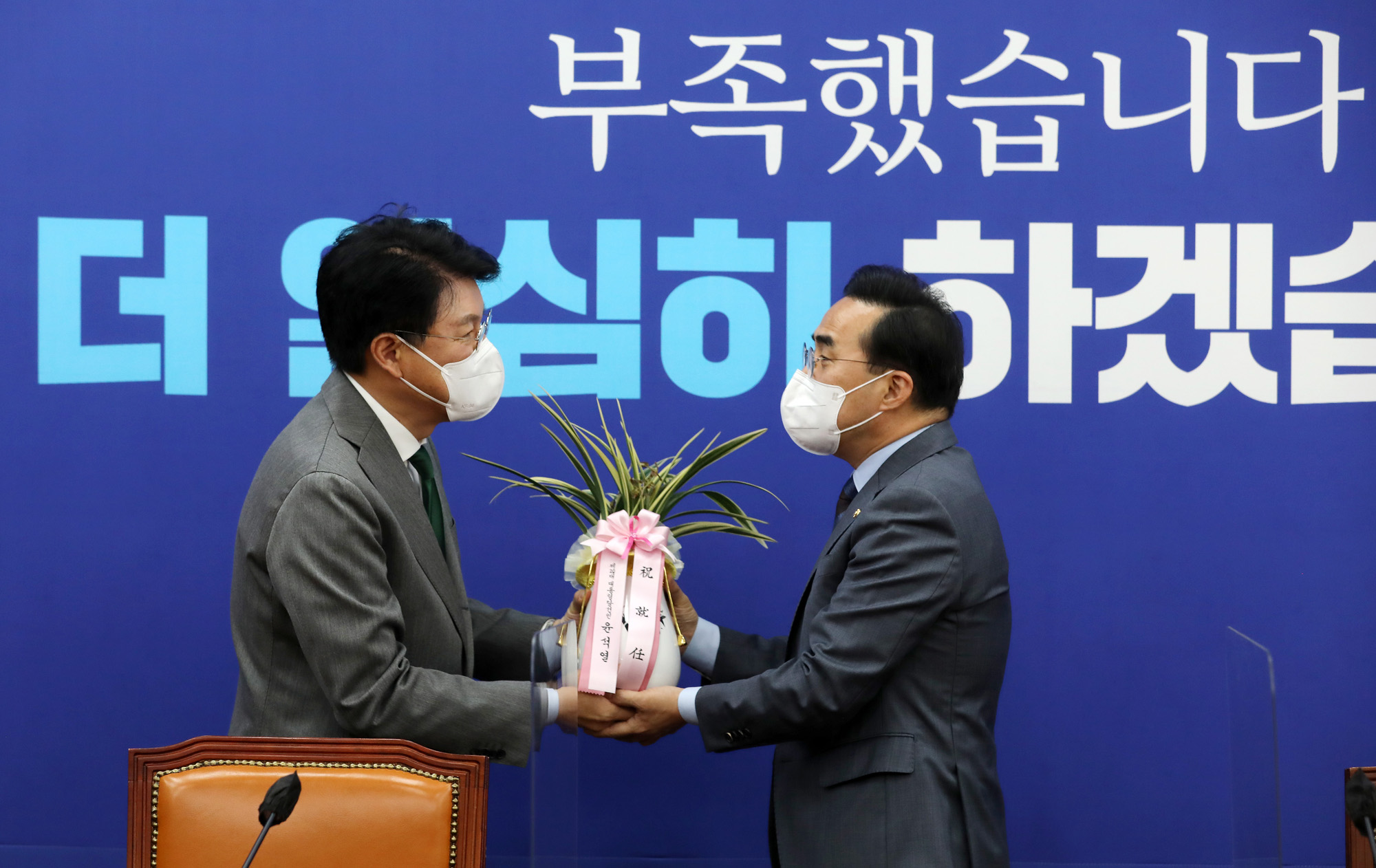 정치;더불어민주당;박홍근;윤석열;축하난;장제원