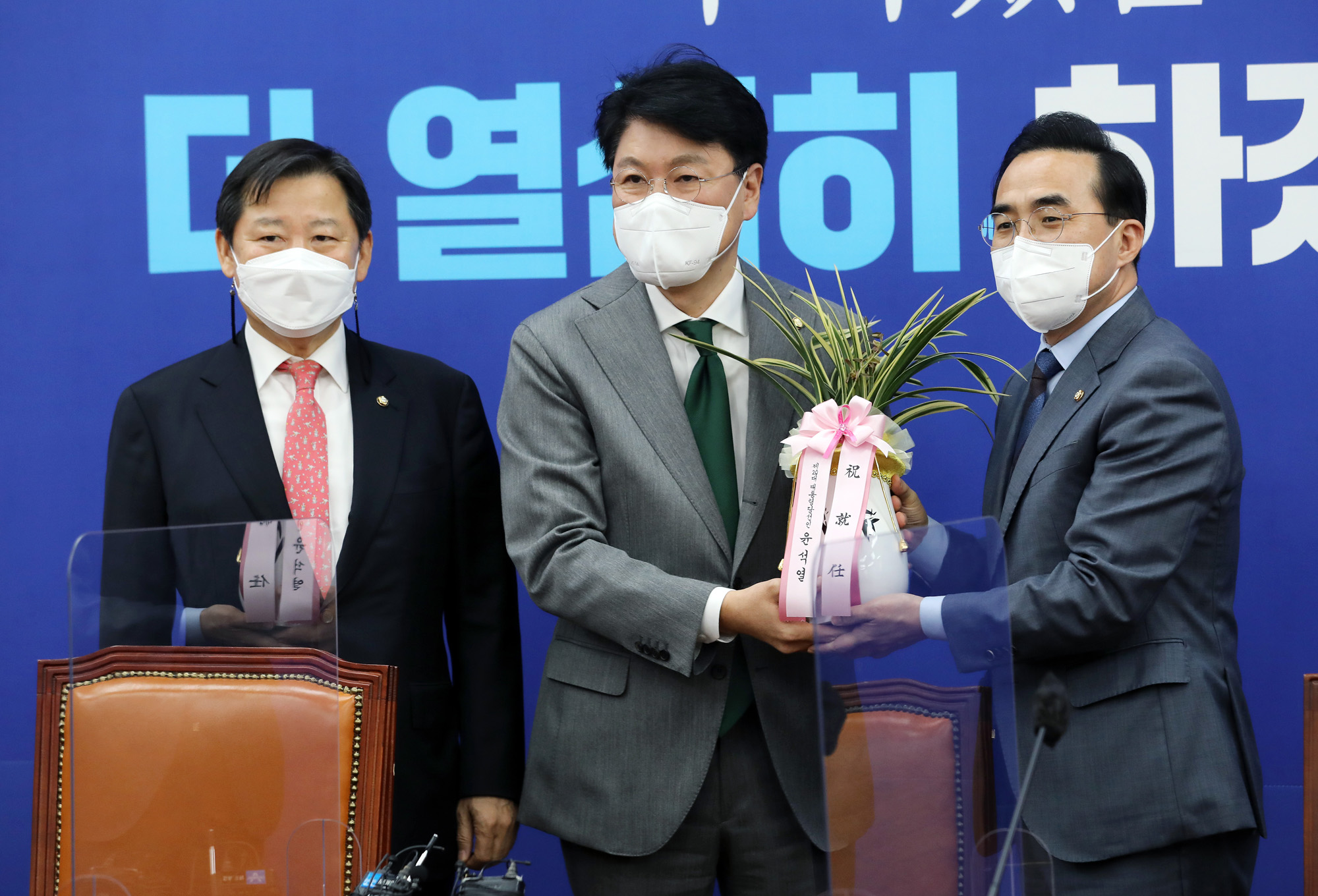 정치;더불어민주당;박홍근;윤석열;축하난;장제원