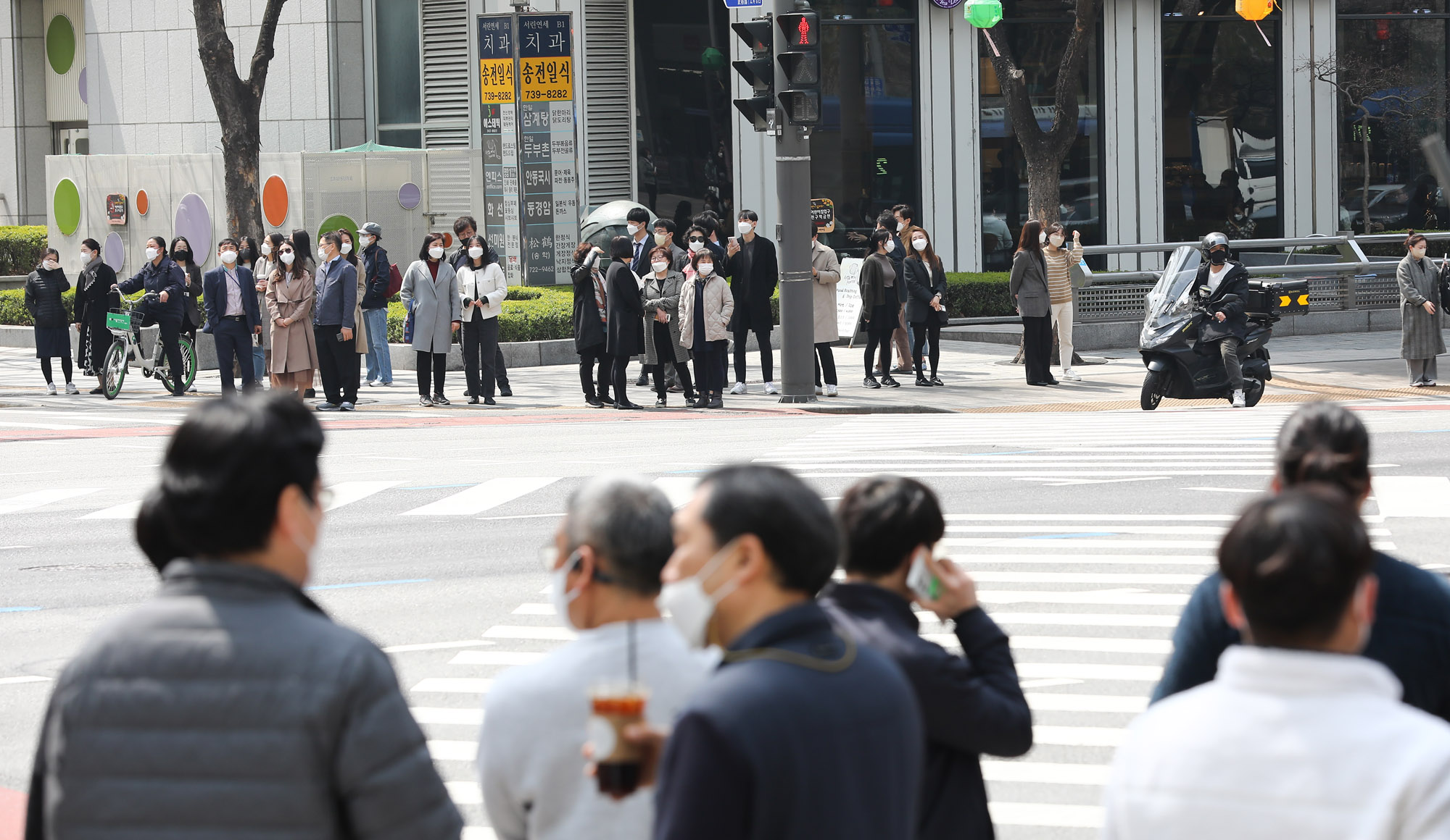 사회적거리두기;코로나직장인;붐비는거리;직장인거리;점심직장인