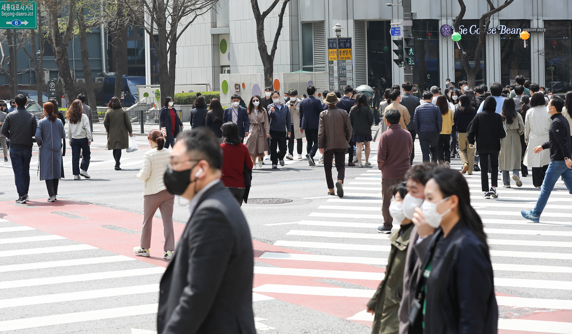 사회적거리두기;코로나직장인;붐비는거리;직장인거리;점심직장인