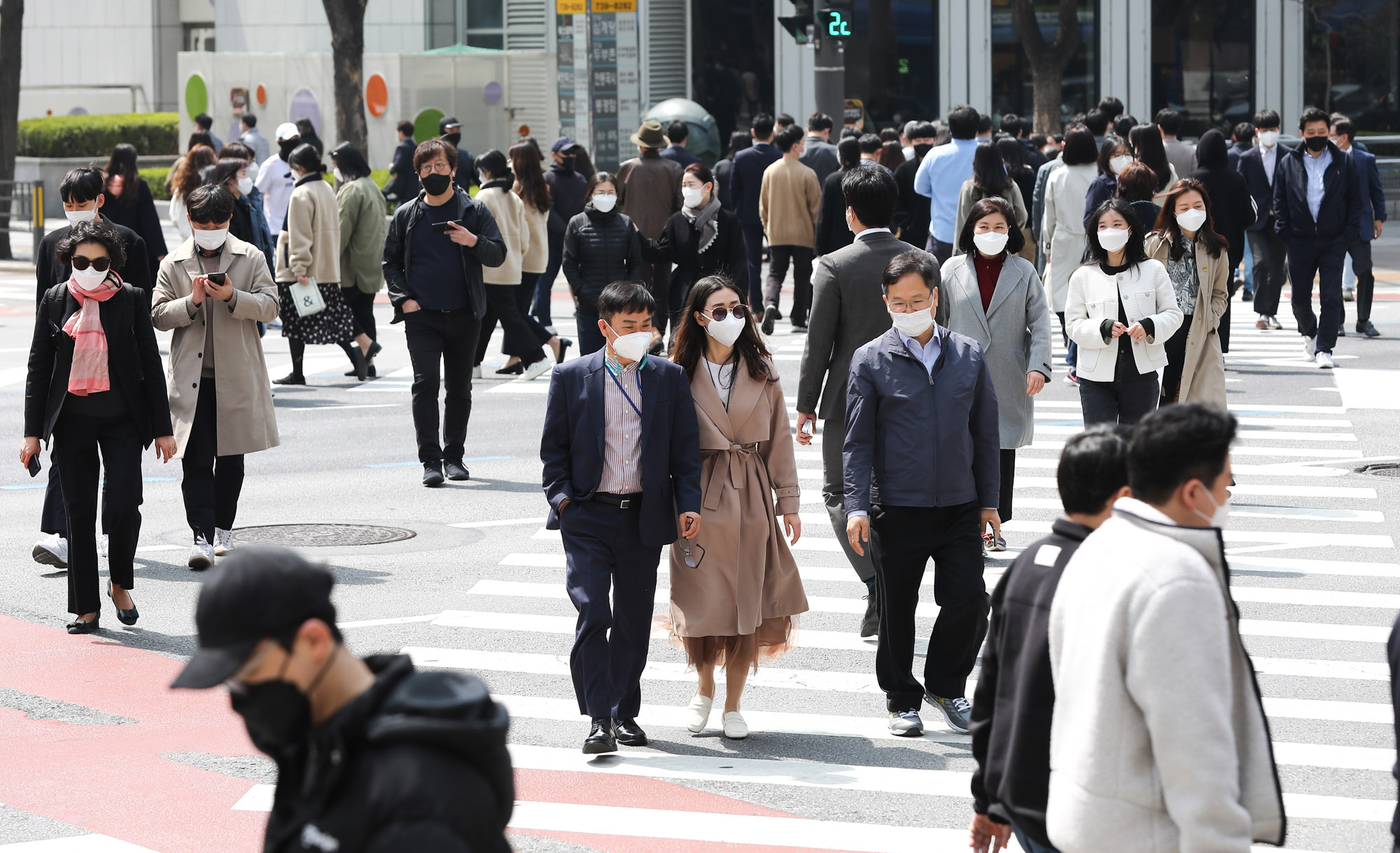 사회적거리두기;코로나직장인;붐비는거리;직장인거리;점심직장인
