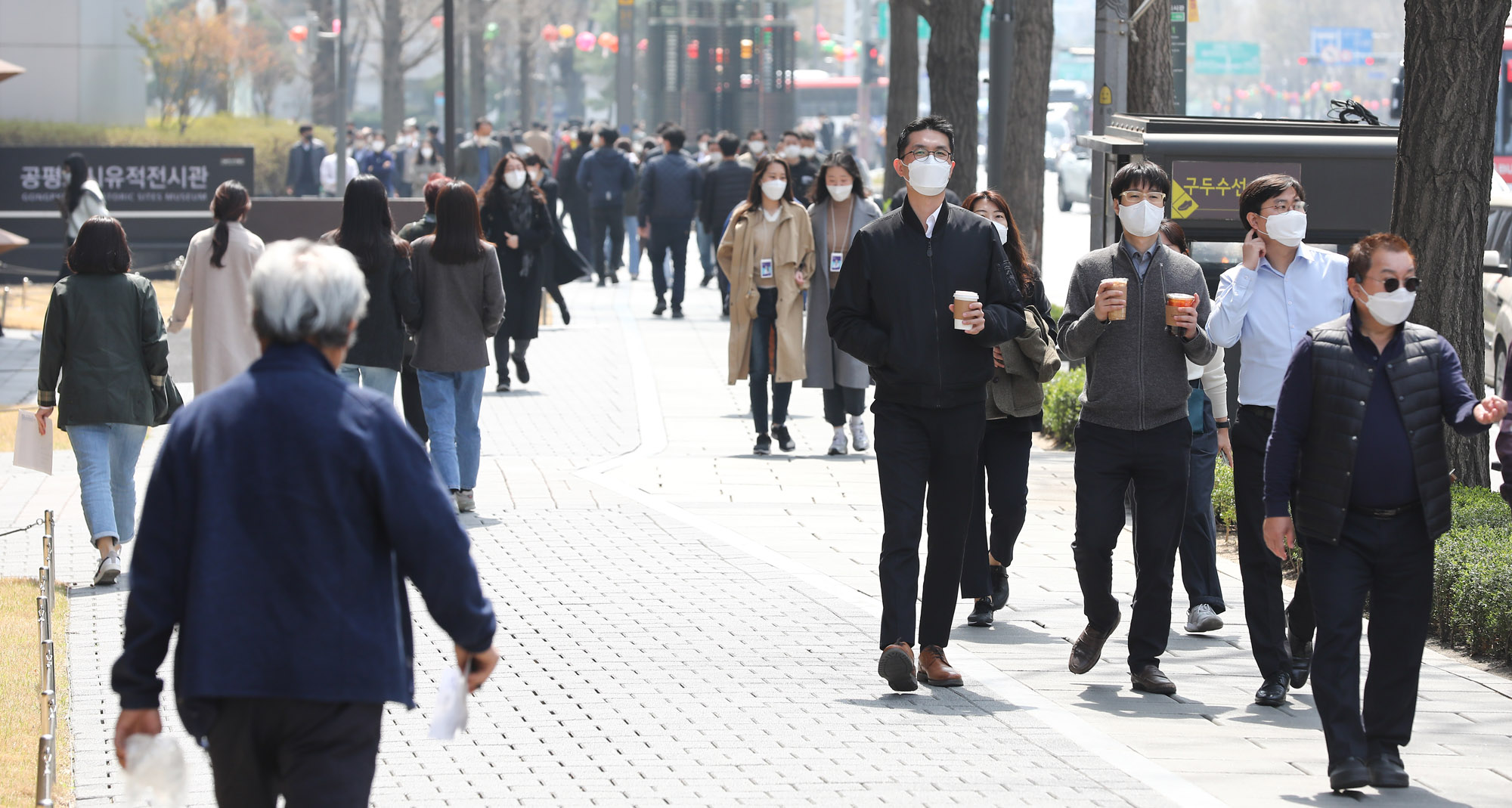 사회적거리두기;코로나직장인;붐비는거리;직장인거리;점심직장인