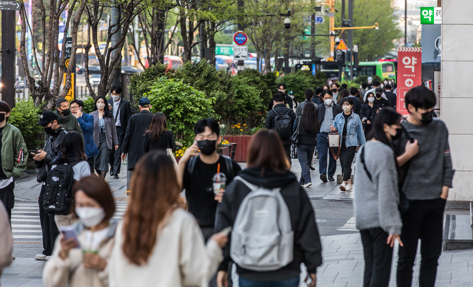 사회;세태;코로나19;신종코로나바이러스감염증;사회적거리두기;거리두기전면해제;사회적거리두기해제;강남역인근골목