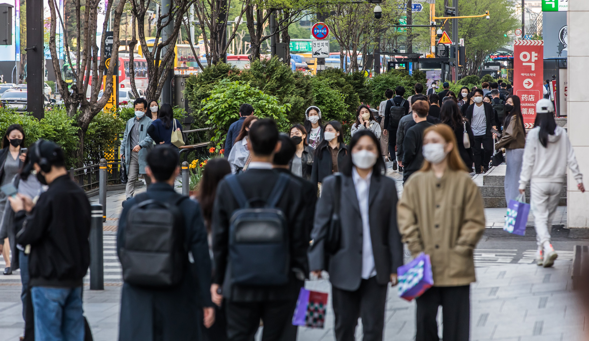 사회;세태;코로나19;신종코로나바이러스감염증;사회적거리두기;거리두기전면해제;사회적거리두기해제;강남역인근골목
