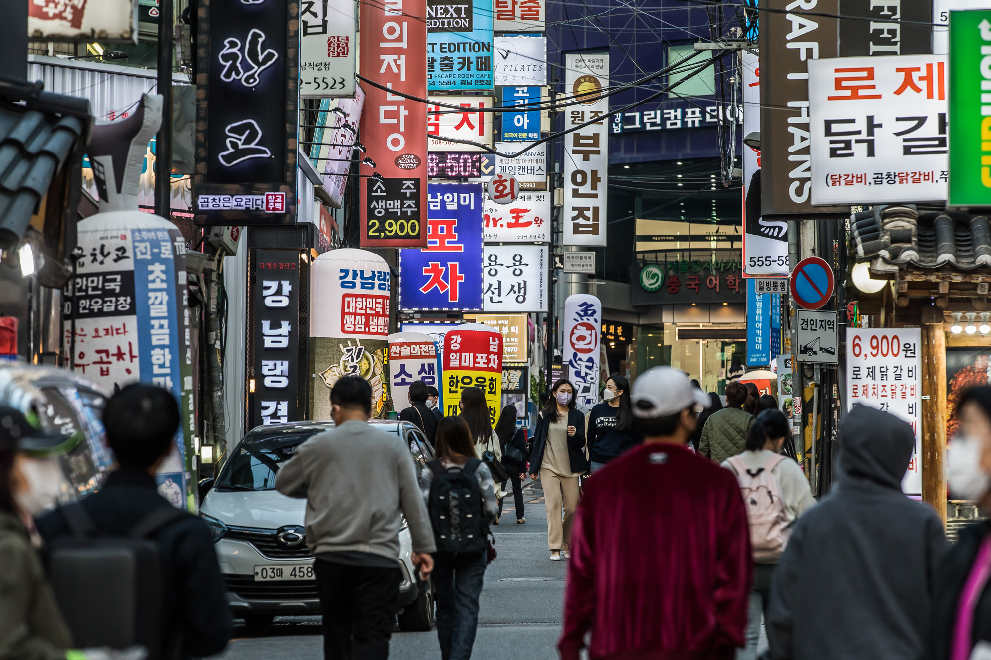 사회;세태;코로나19;신종코로나바이러스감염증;사회적거리두기;거리두기전면해제;사회적거리두기해제;강남역인근골목