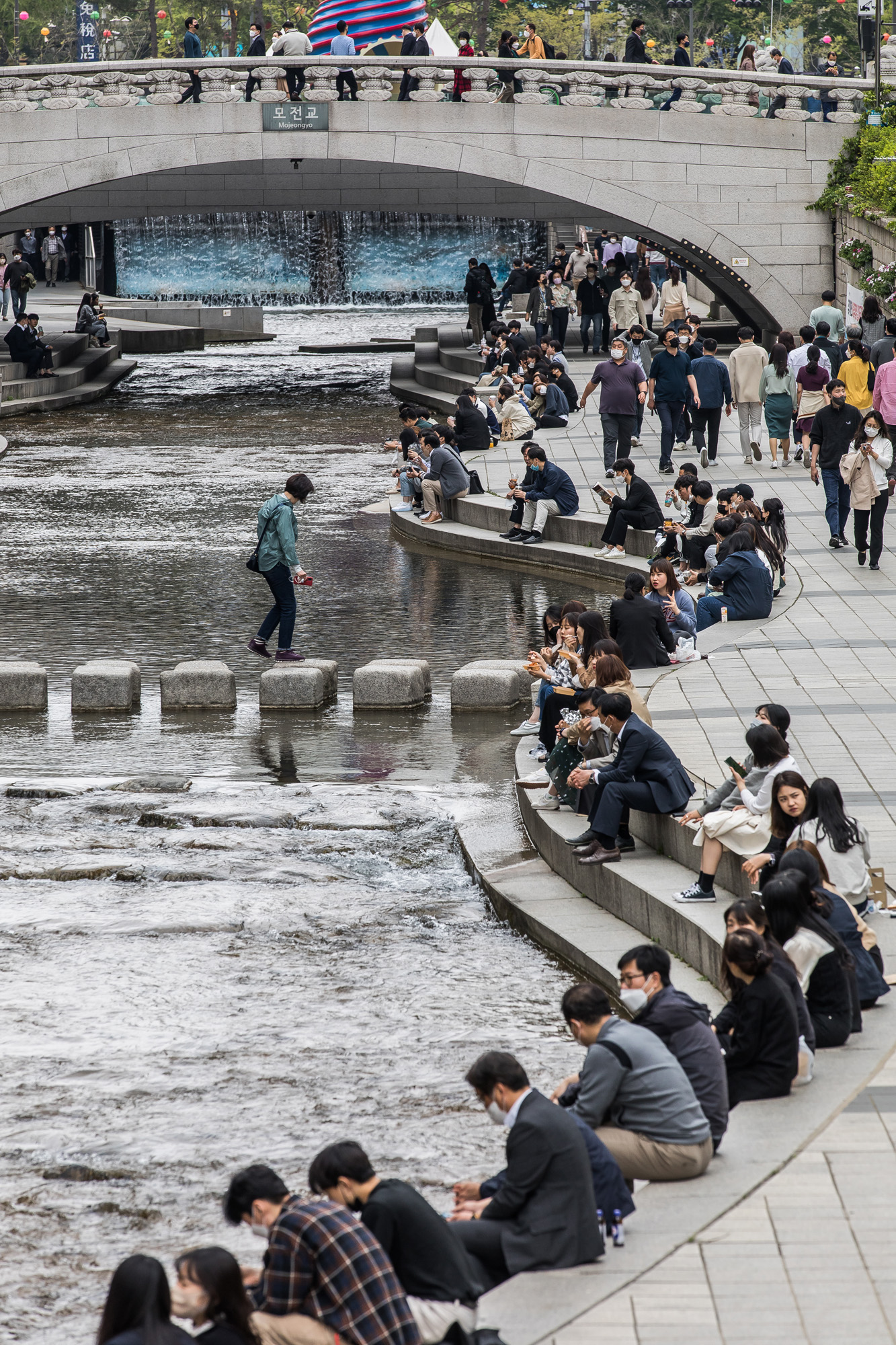 사회;세태;사회적거리두기전면해제;코로나19;신종코로나바이러스감염증;청계천점심시간;청계천직장인들